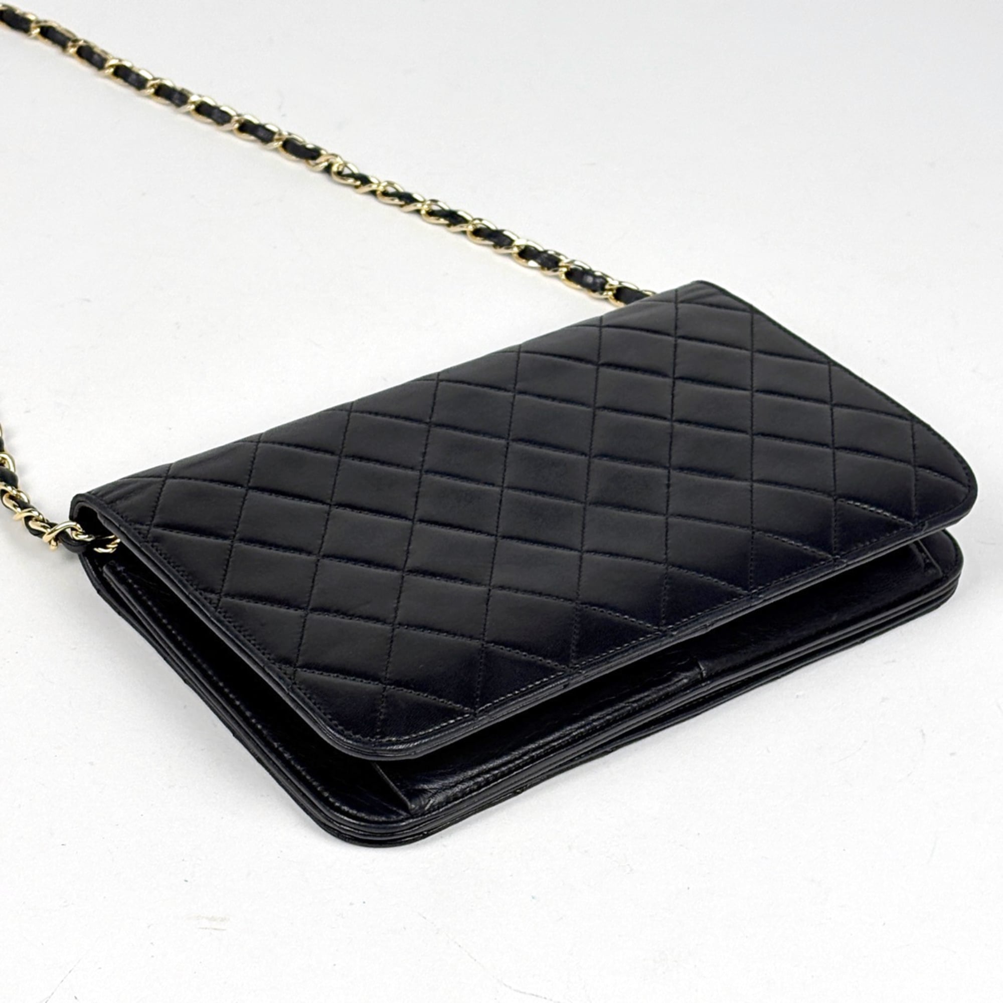 Chanel Black Leather Shoulder Bag (Pre-Owned)