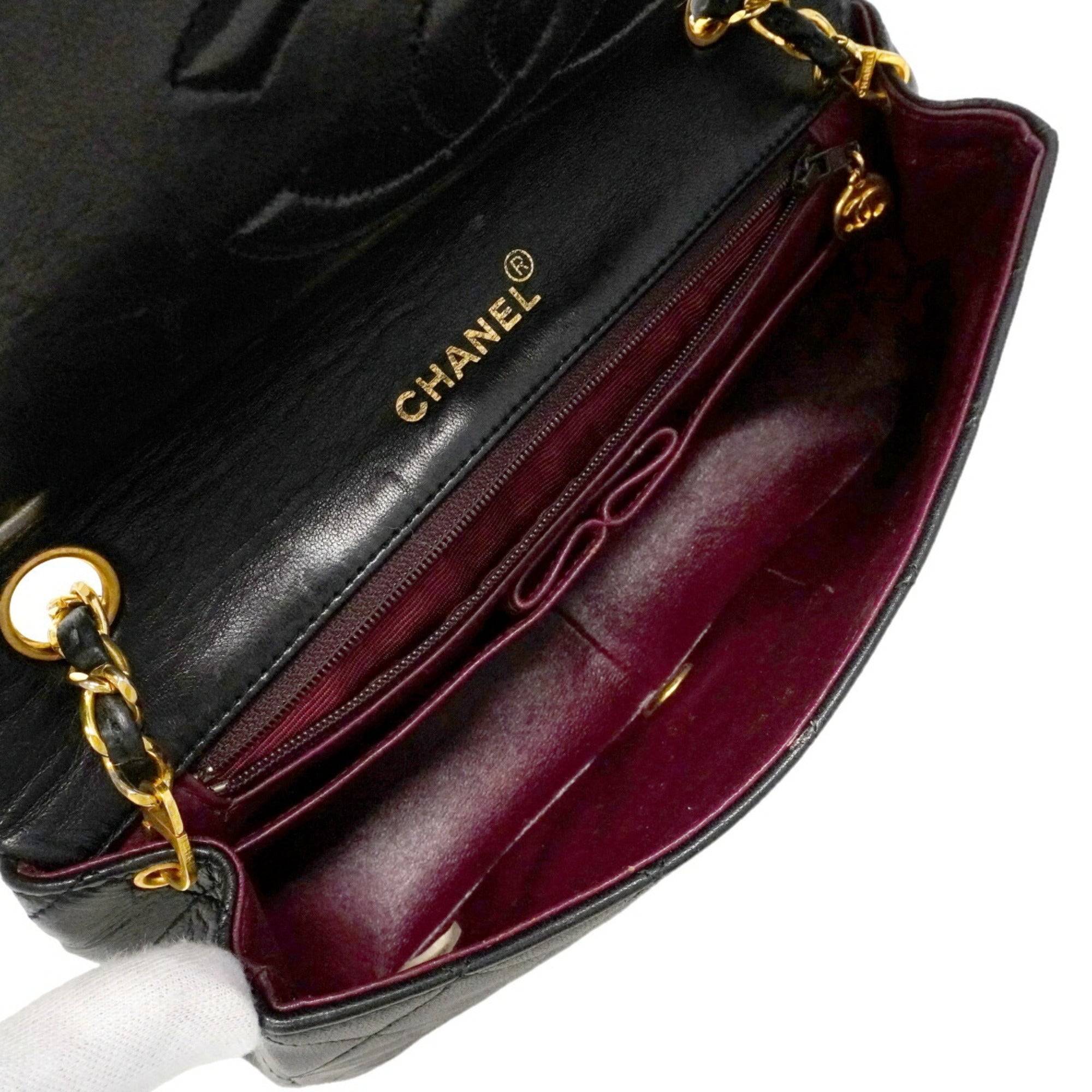 Chanel Black Leather Shoulder Bag (Pre-Owned)