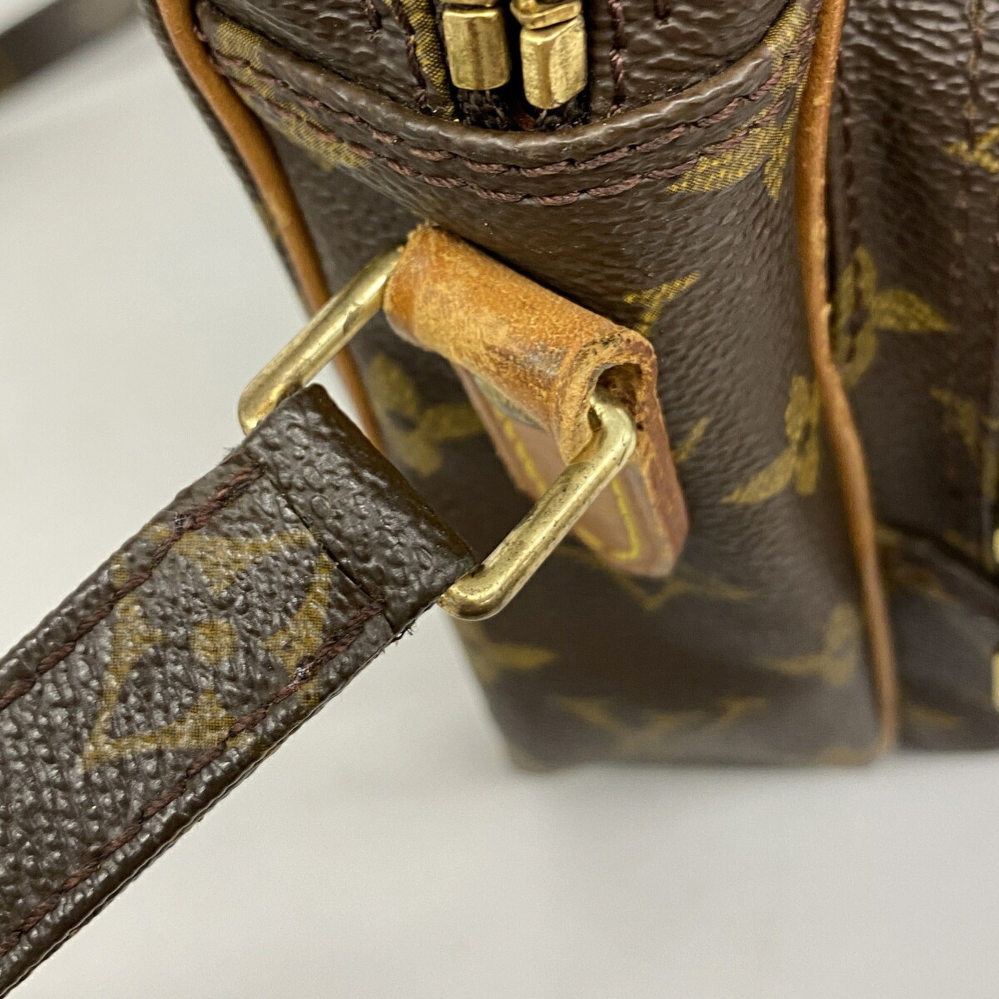 Louis Vuitton Brown Shoulder Bag (Pre-Owned)