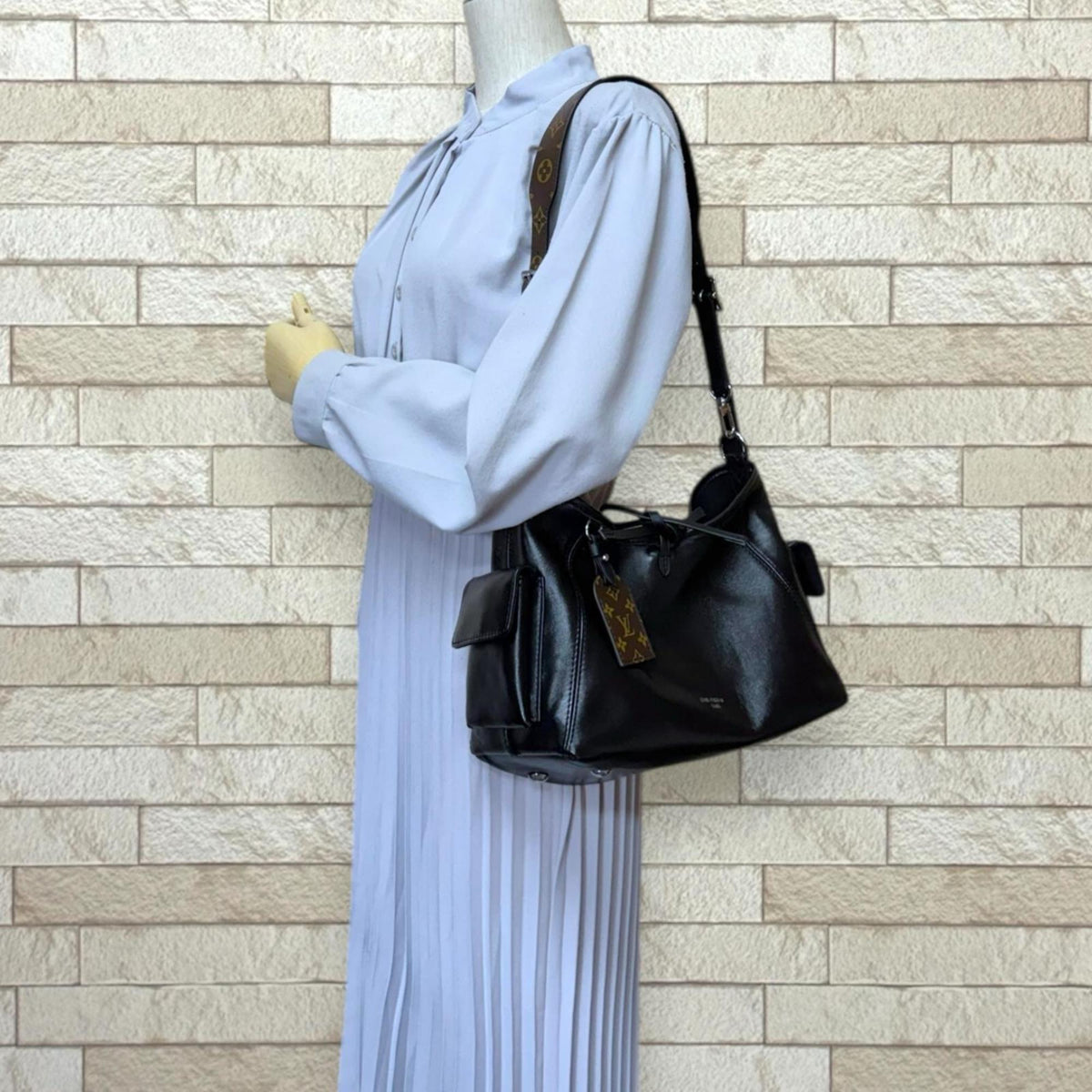 Louis Vuitton Black Leather Shoulder Bag (Pre-Owned)