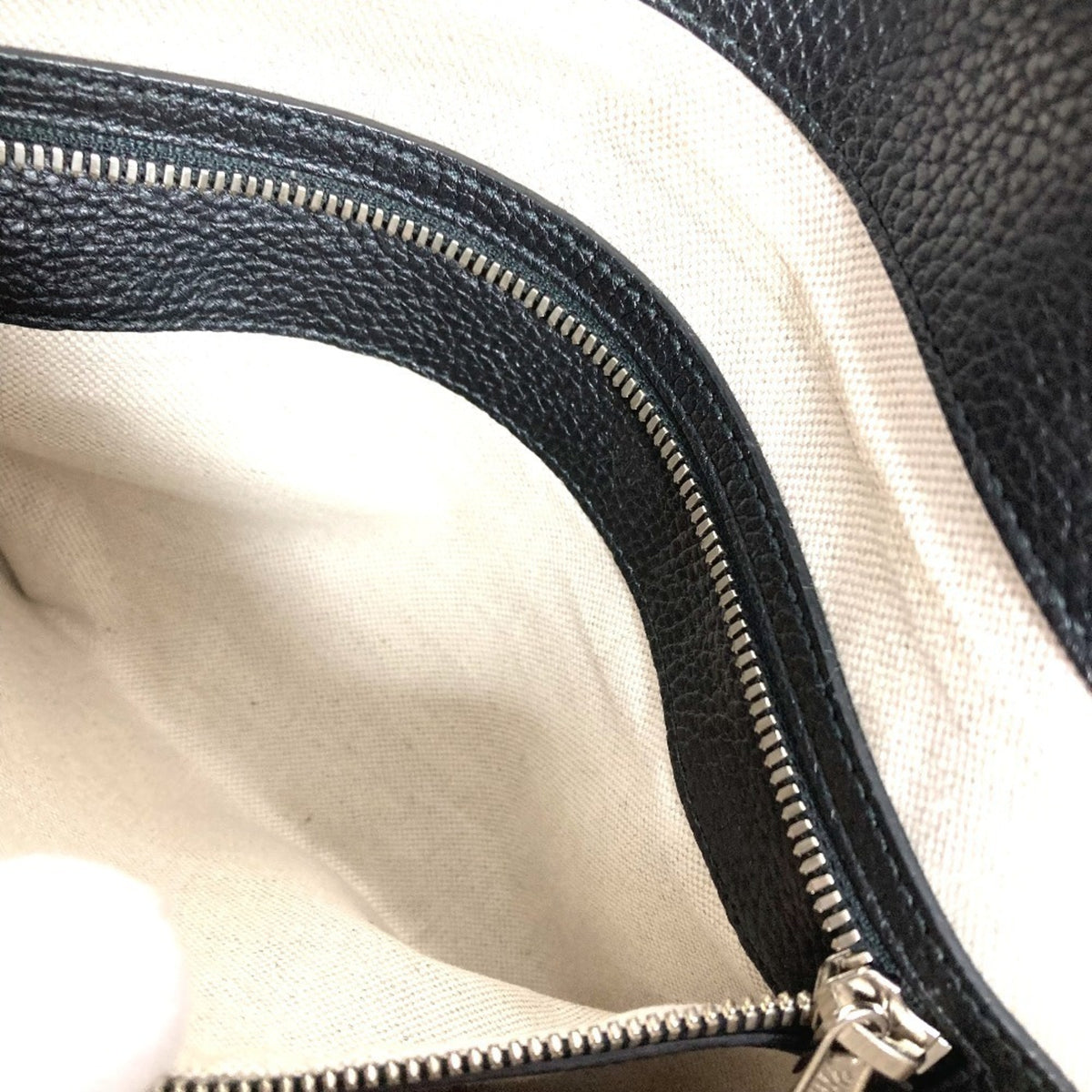 Gucci Black Leather Messenger Bag Shoulder Bag (Pre-Owned)