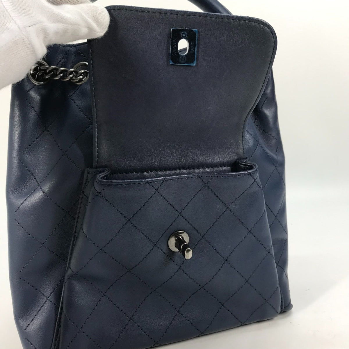 Chanel Blue Leather Shoulder Bag (Pre-Owned)