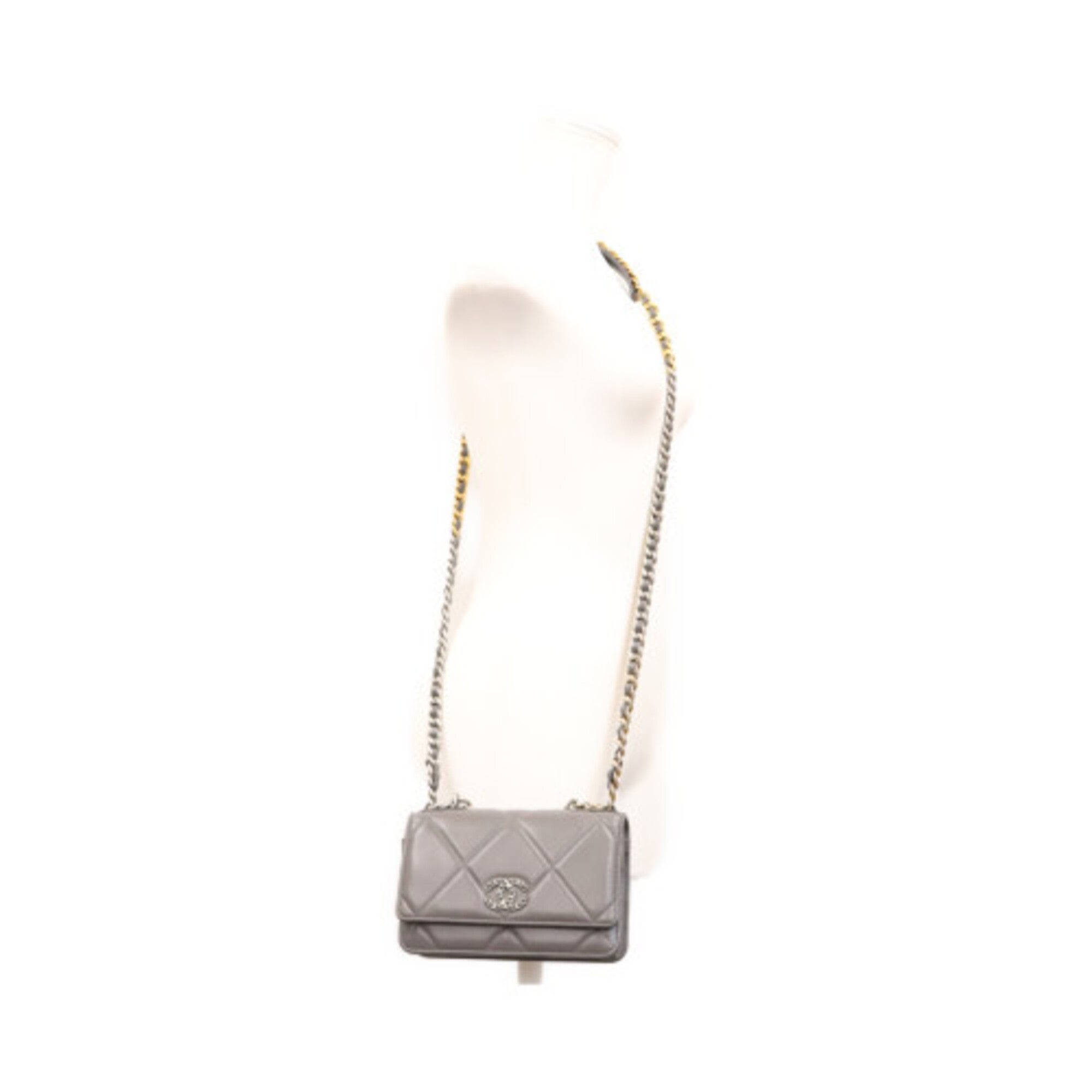 Chanel Gray Leather Shoulder Bag (Pre-Owned)