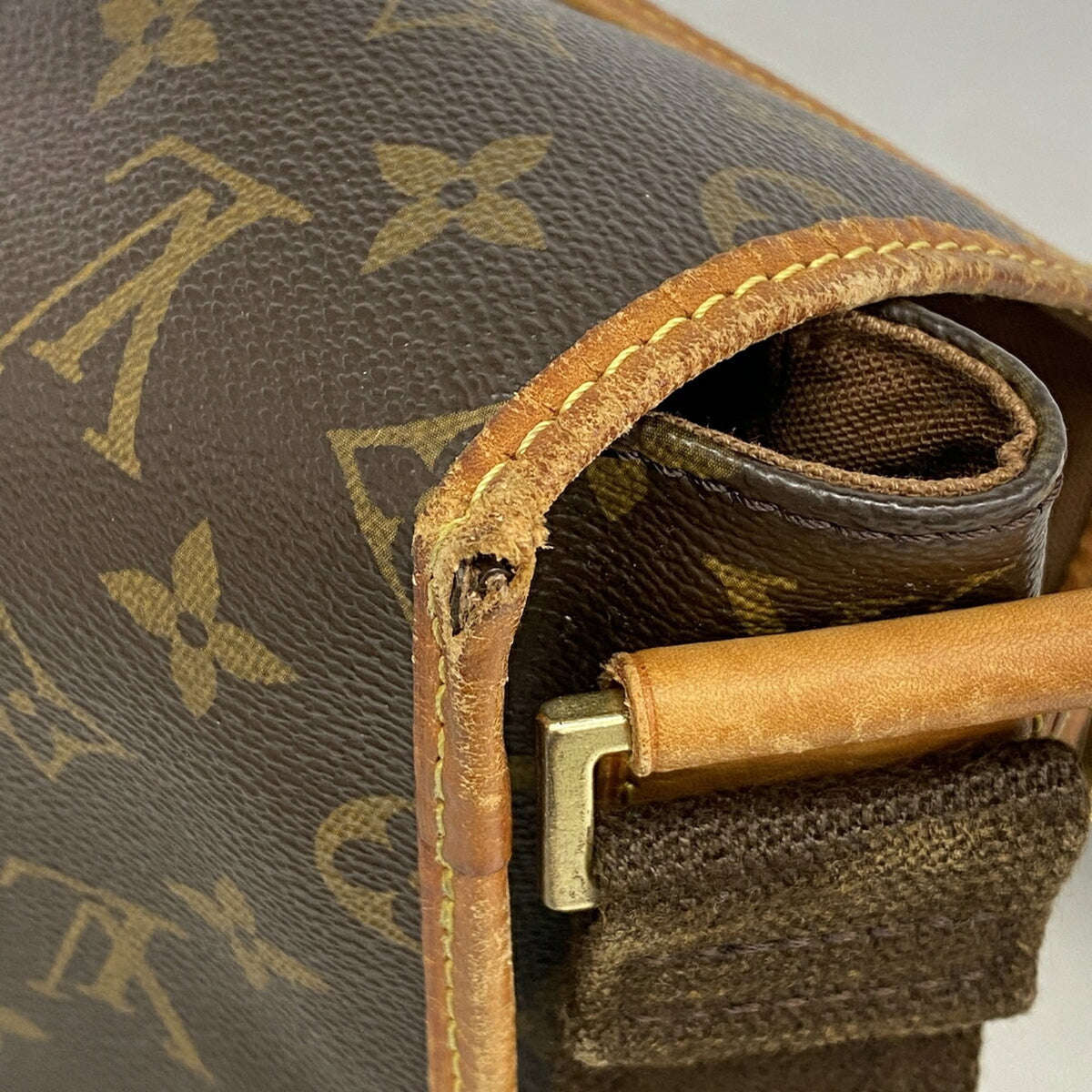 Louis Vuitton Brown Shoulder Bag (Pre-Owned)
