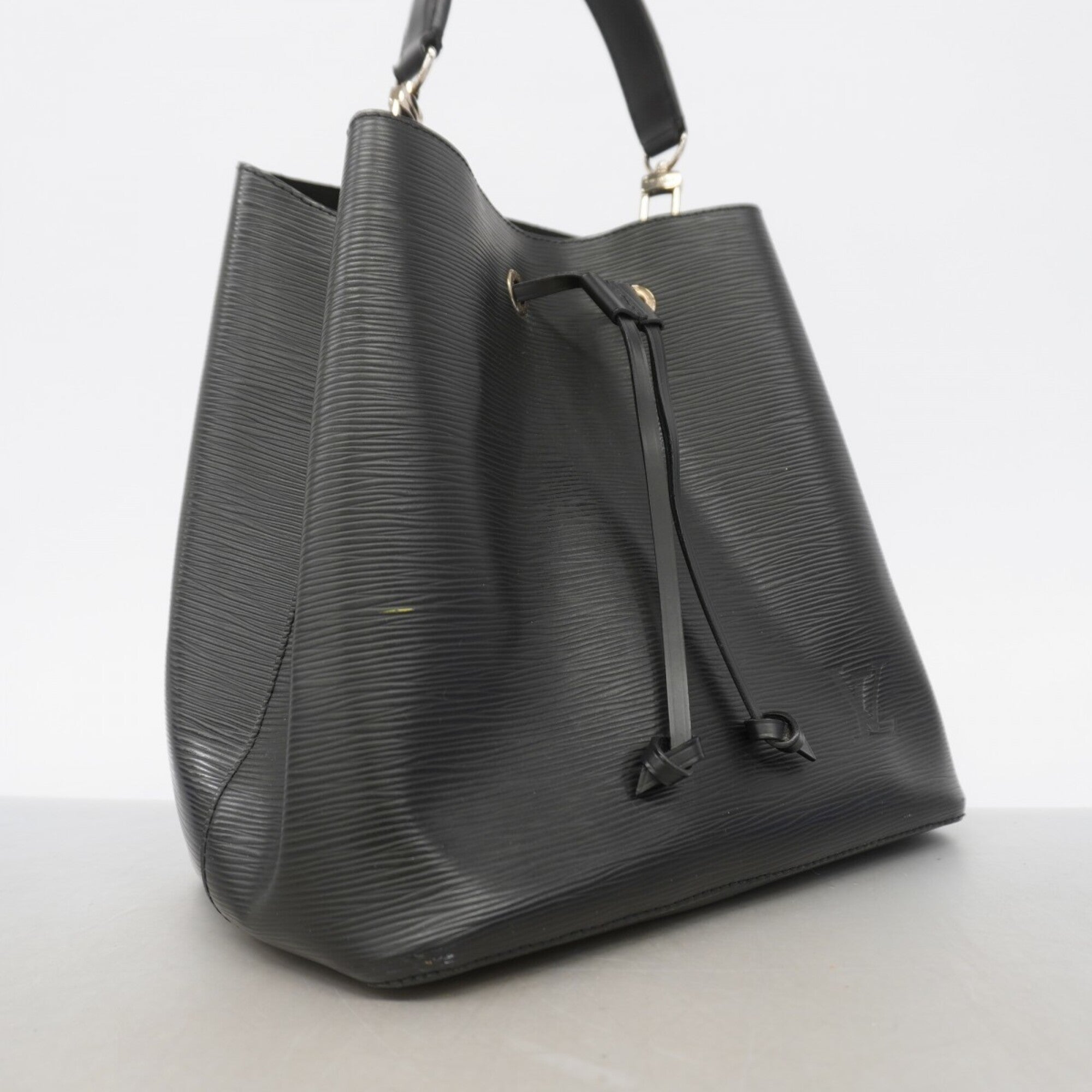 Louis Vuitton Noir Handbag (Pre-Owned)