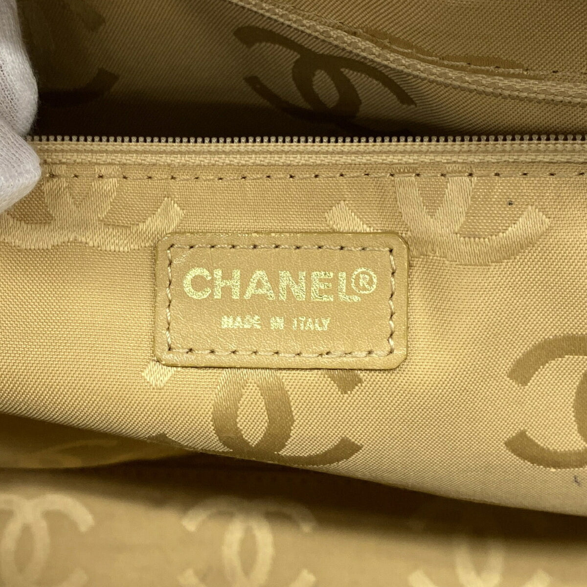 Chanel Beige Leather Handbag (Pre-Owned)