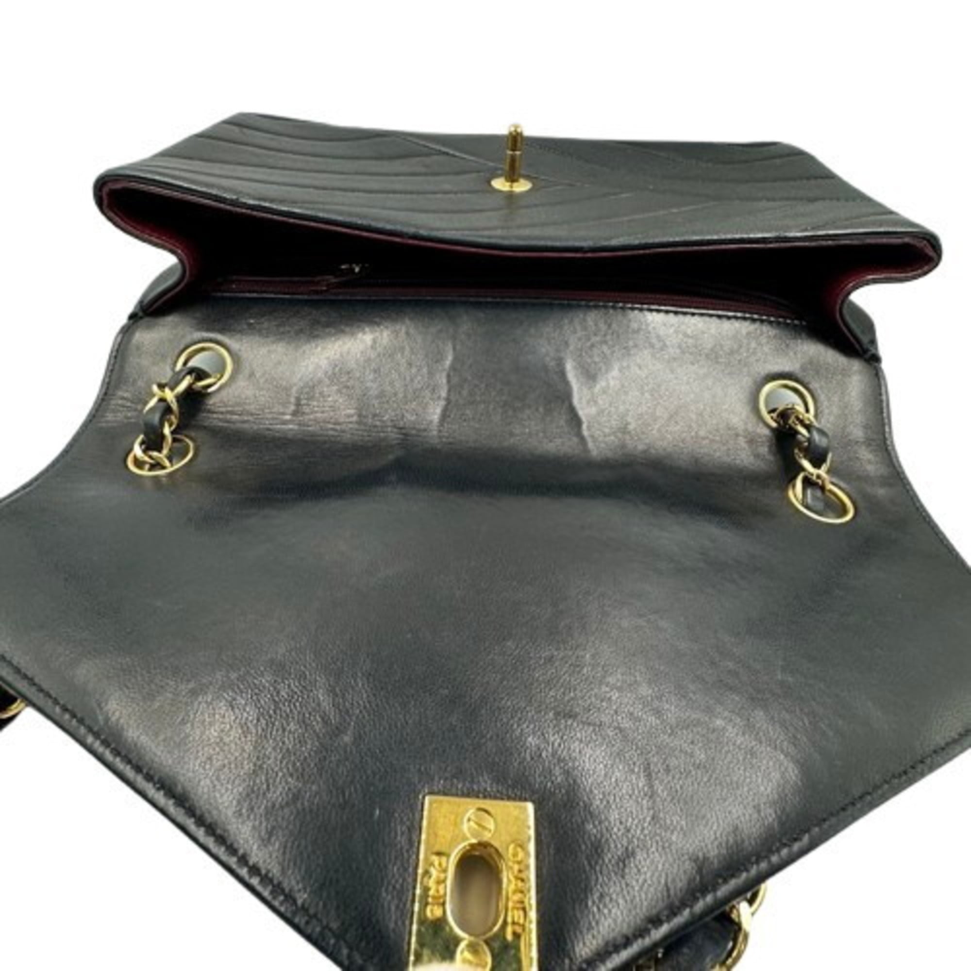Chanel Black Leather Shoulder Bag (Pre-Owned)