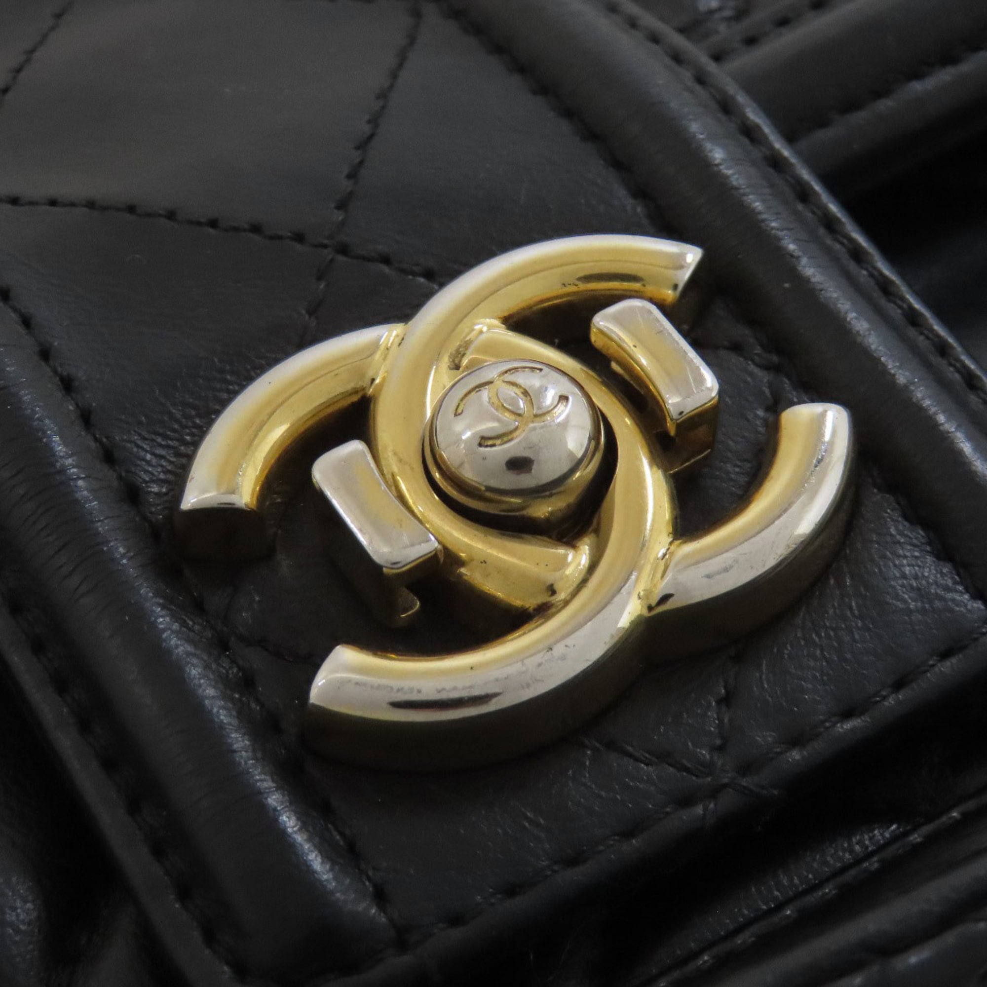Chanel Black Leather Shoulder Bag (Pre-Owned)