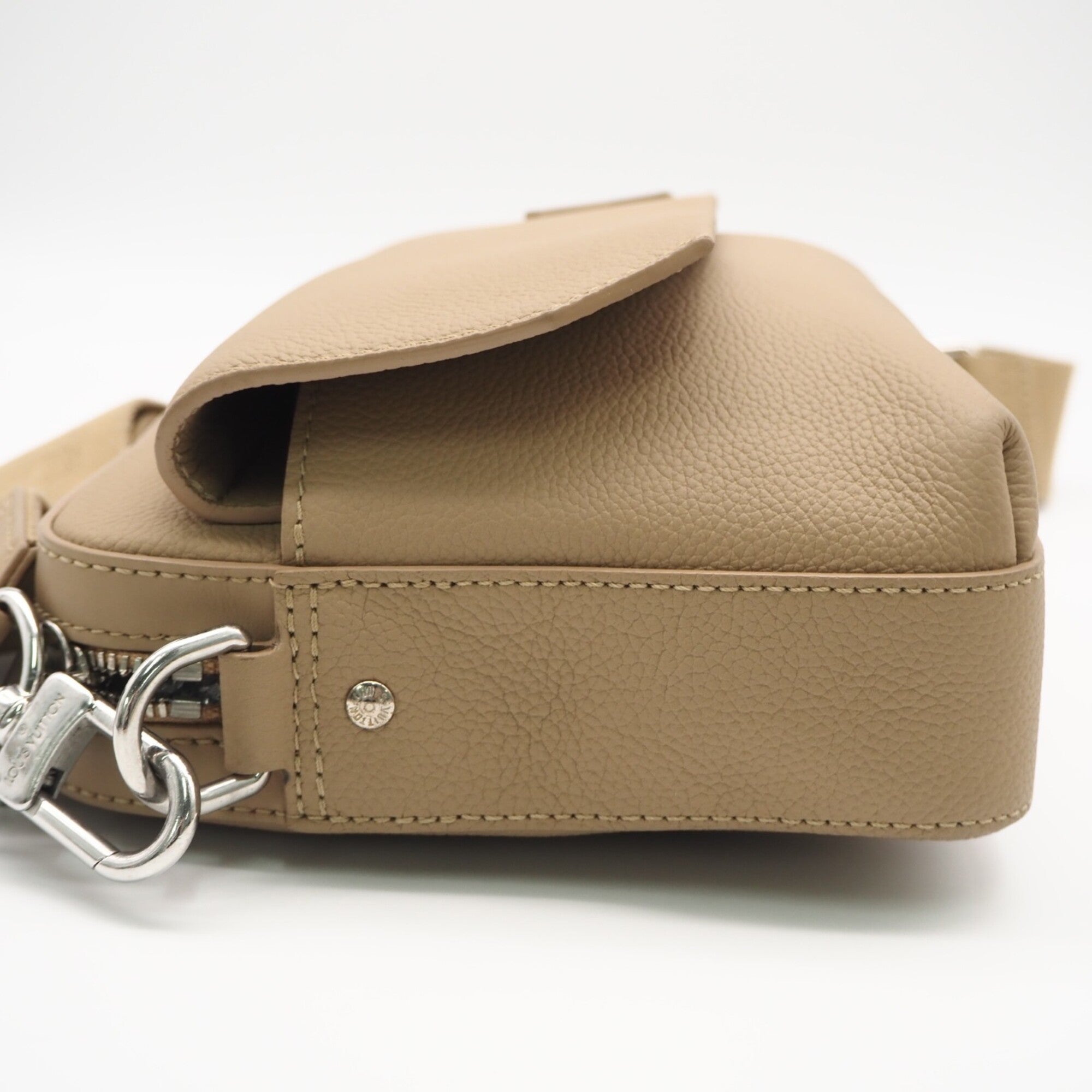 Louis Vuitton Beige Shoulder Bag (Pre-Owned)