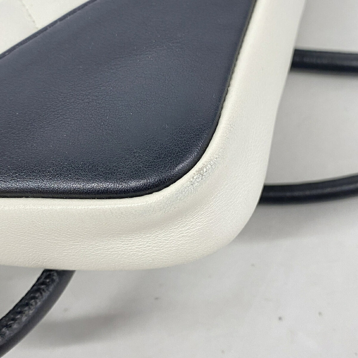 Chanel Black White Leather Shoulder Bag (Pre-Owned)