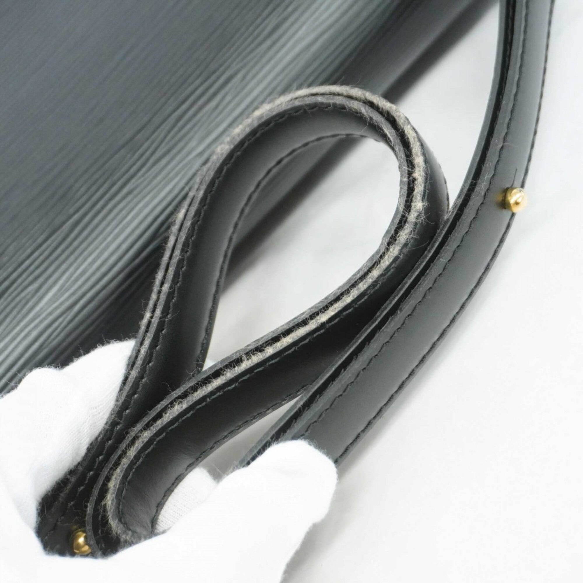 Louis Vuitton Noir Shoulder Bag (Pre-Owned)