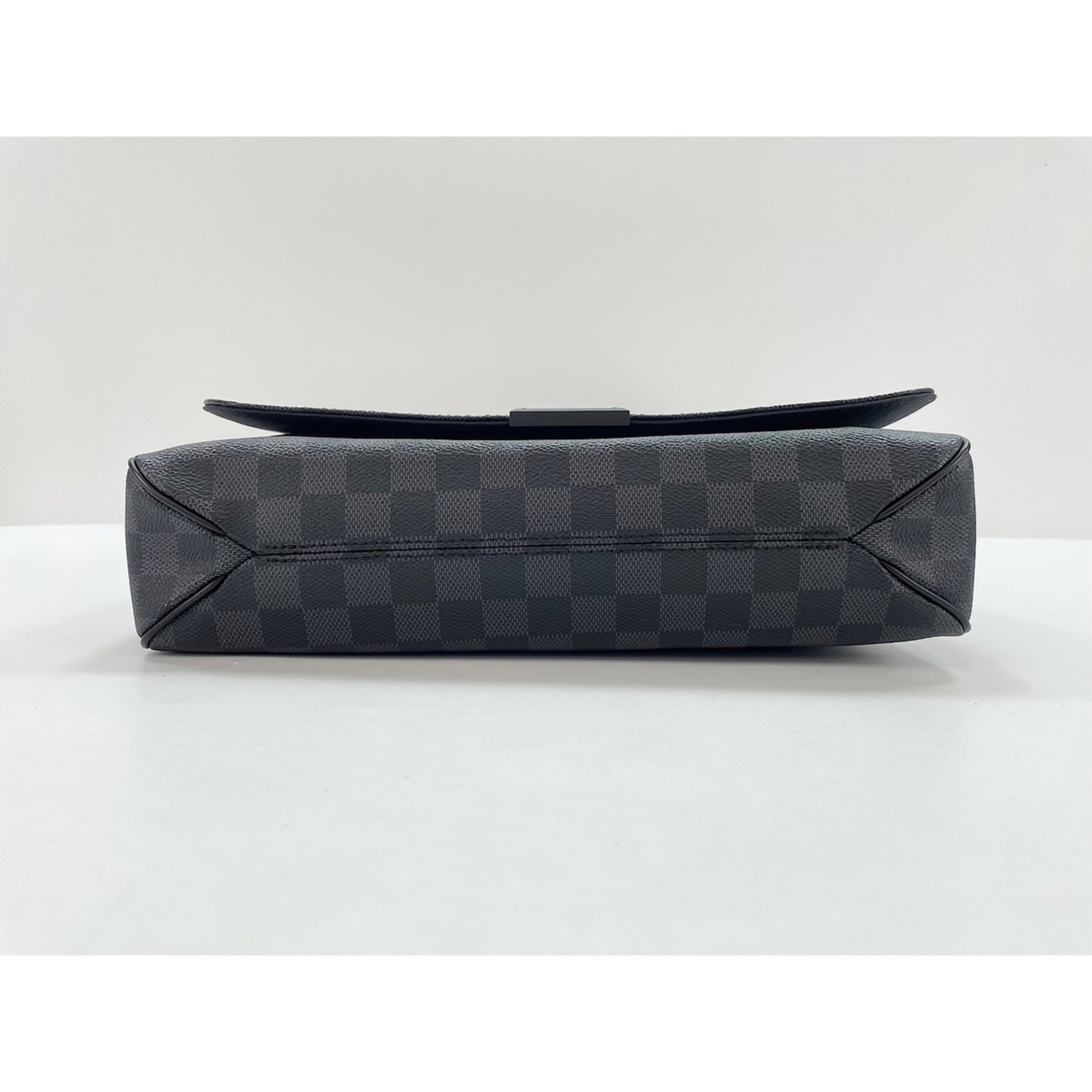 Louis Vuitton Black Shoulder Bag (Pre-Owned)