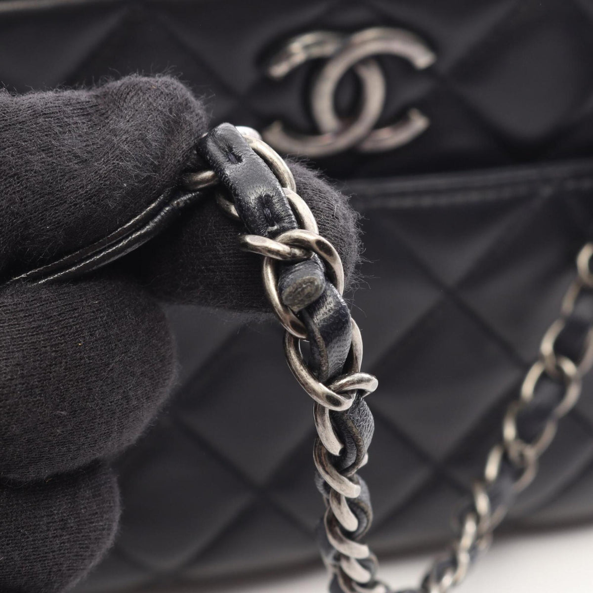Chanel Black Leather Handbag Shoulder Bag (Pre-Owned)