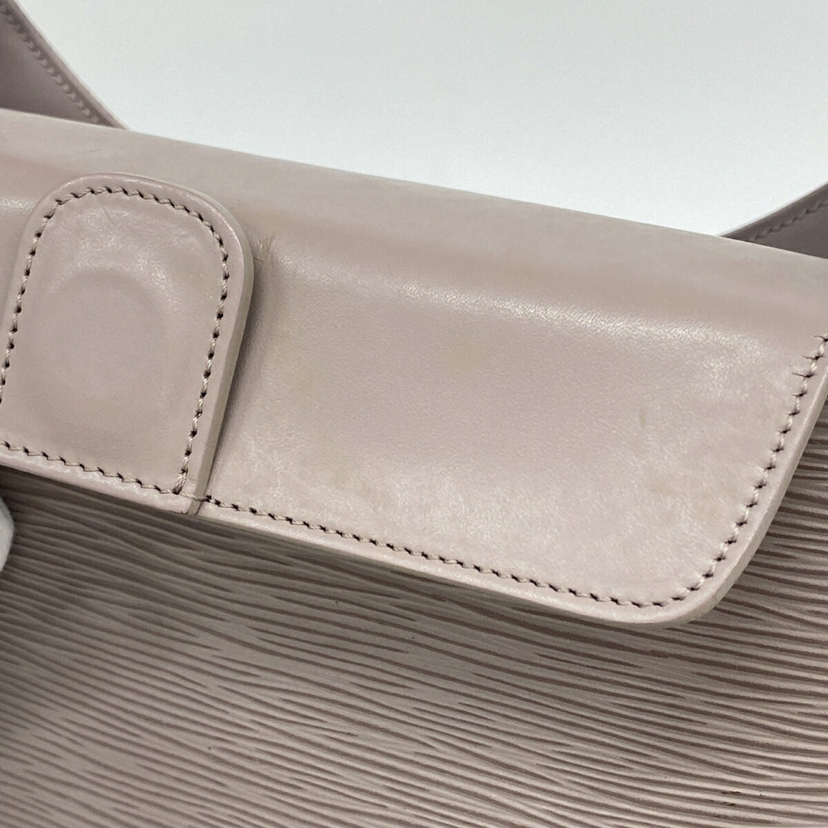 Louis Vuitton Lilac Shoulder Bag (Pre-Owned)