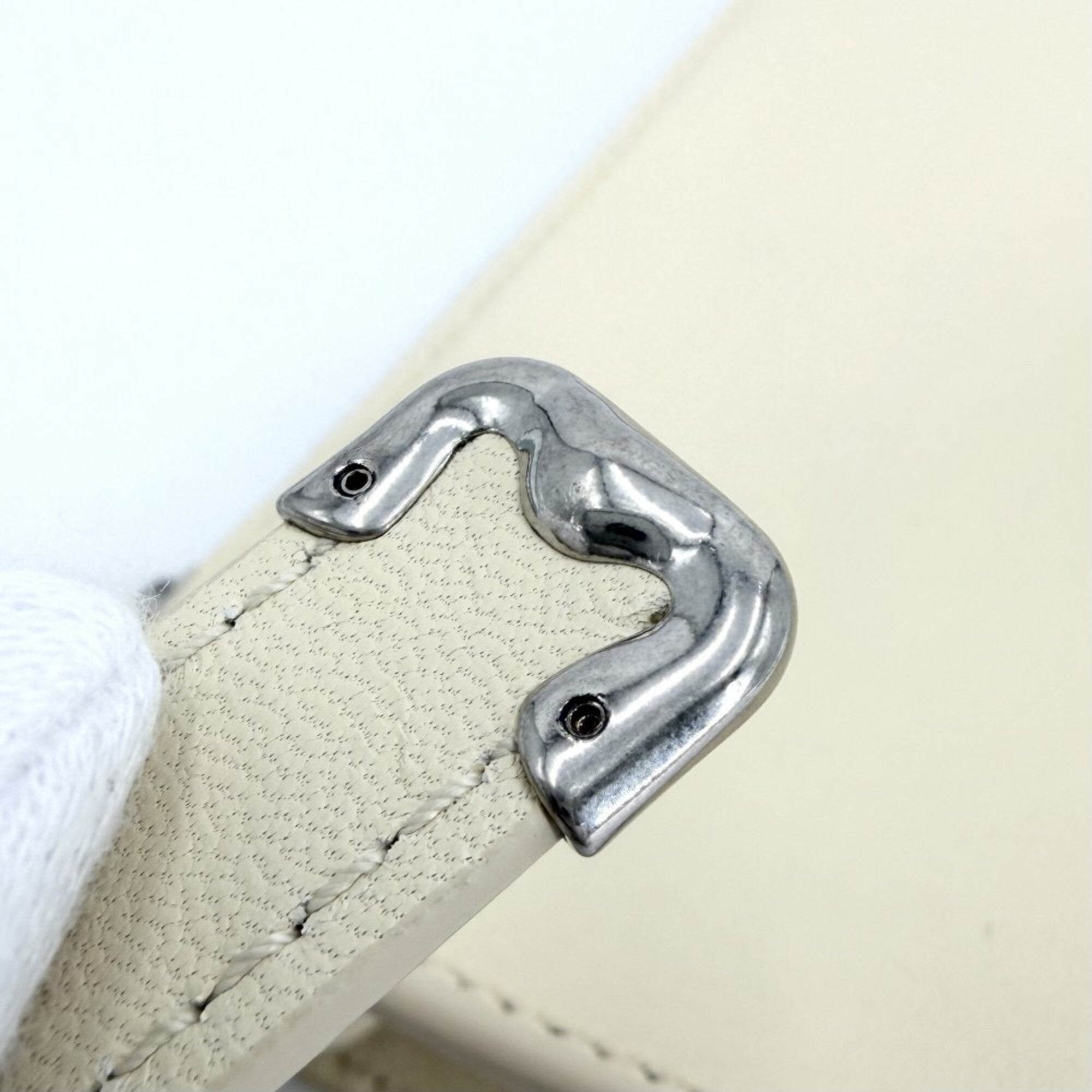 Burberry Ivory Leather Shoulder Bag (Pre-Owned)