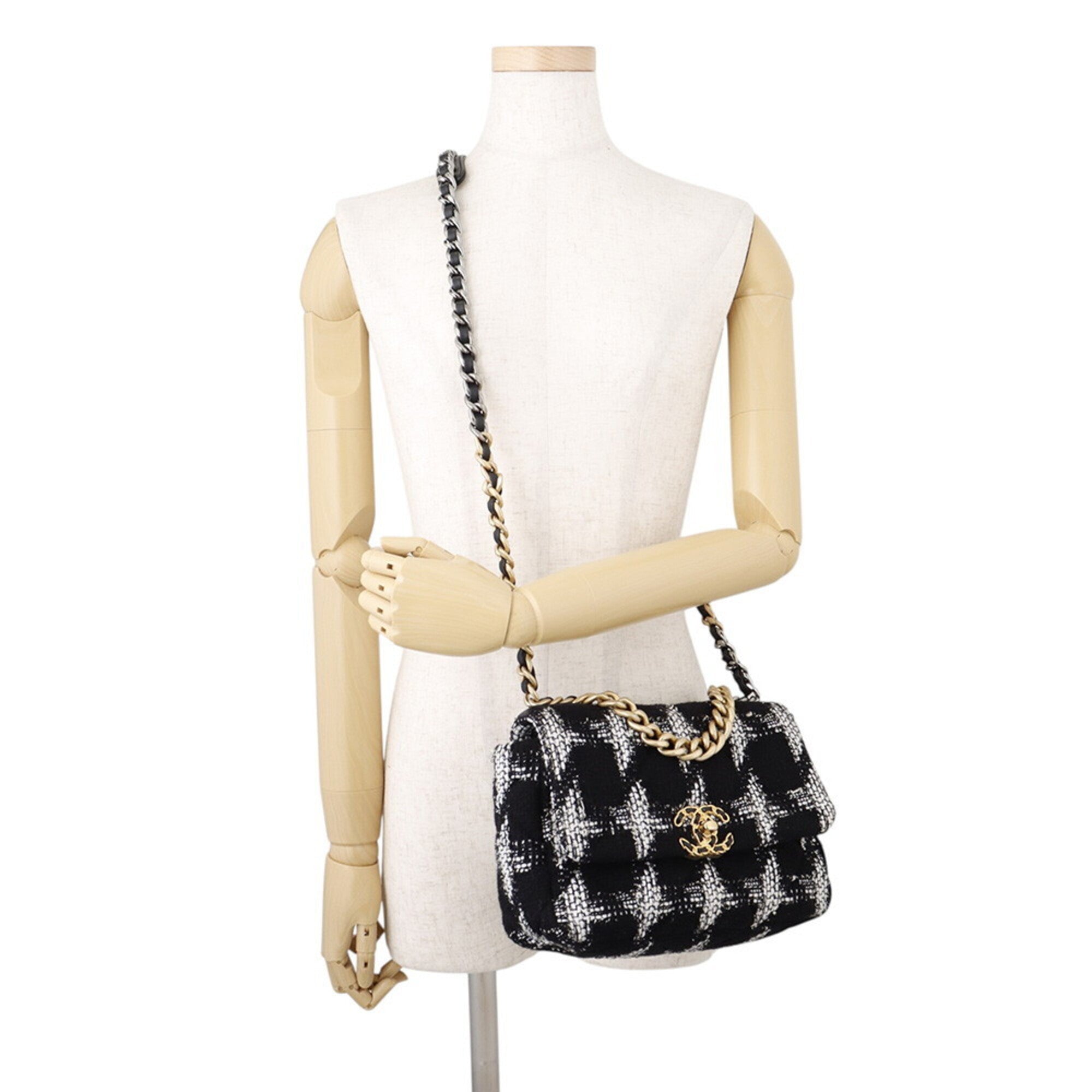 Chanel Black White Tweed Shoulder Bag (Pre-Owned)