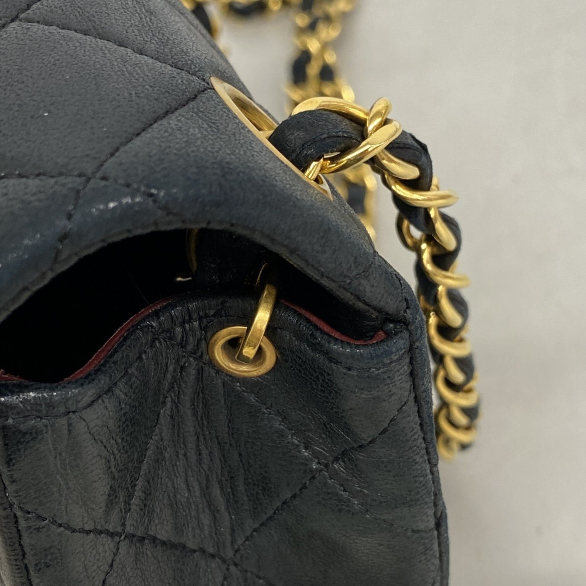 Chanel Black Leather Shoulder Bag (Pre-Owned)