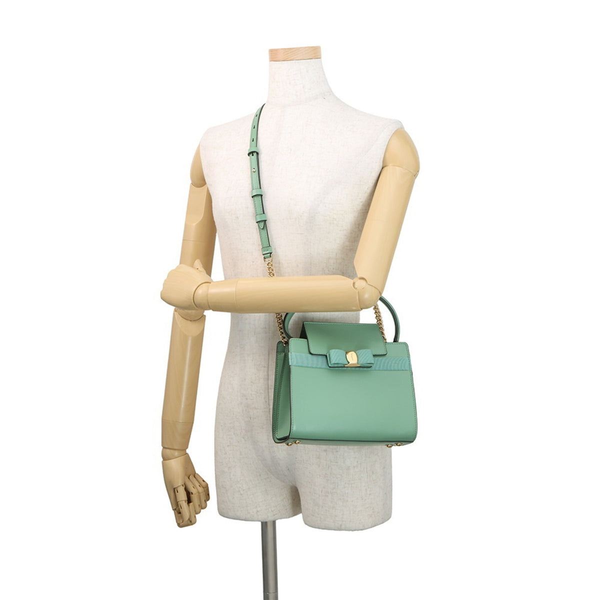 Salvatore Ferragamo Light Green Leather Shoulder Bag (Pre-Owned)