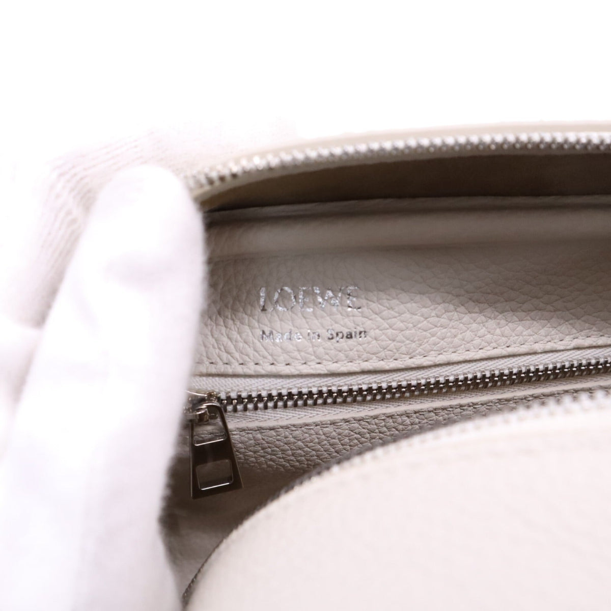 Loewe Amazona White Leather Handbag Shoulder Bag (Pre-Owned)