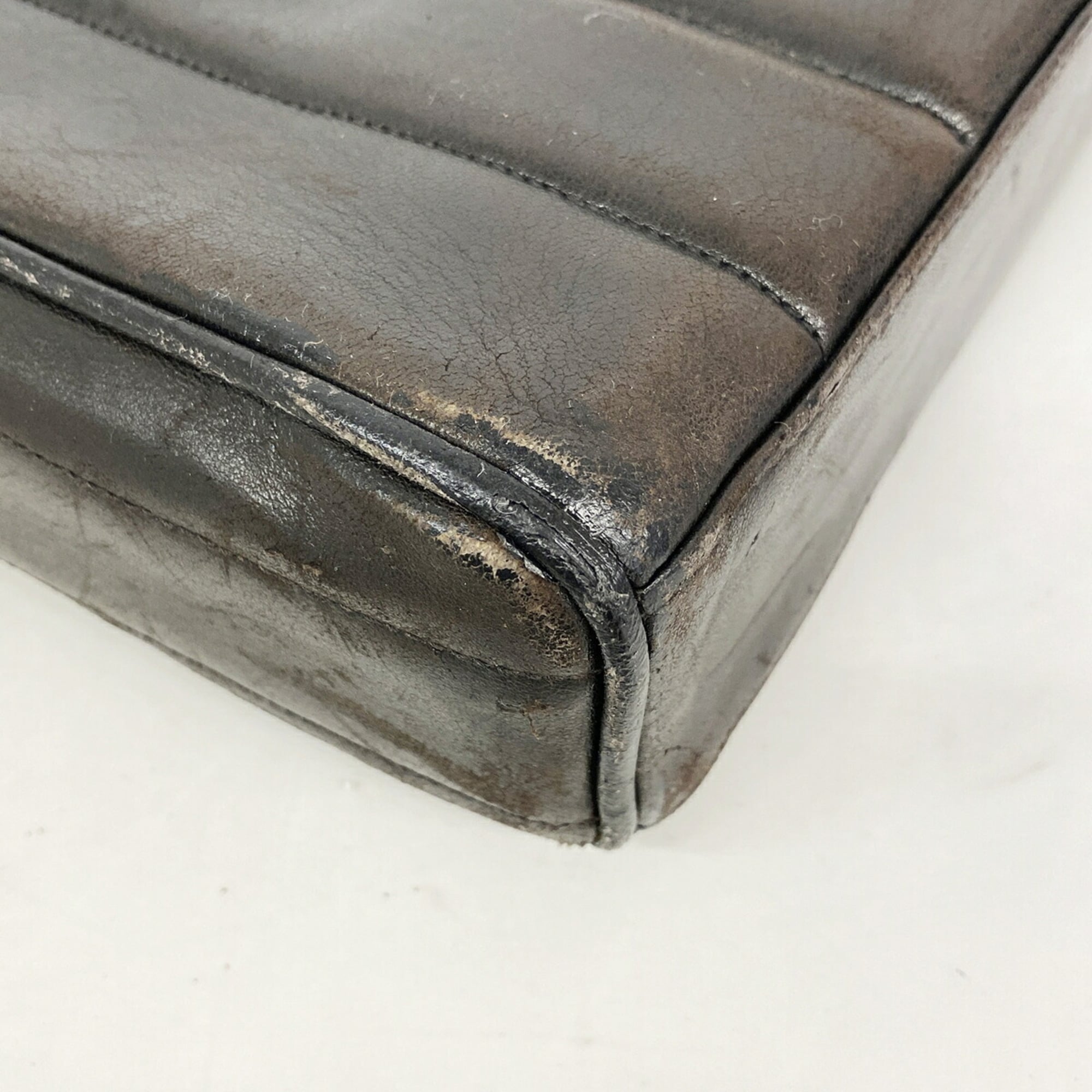 Chanel Black Leather Shoulder Bag (Pre-Owned)