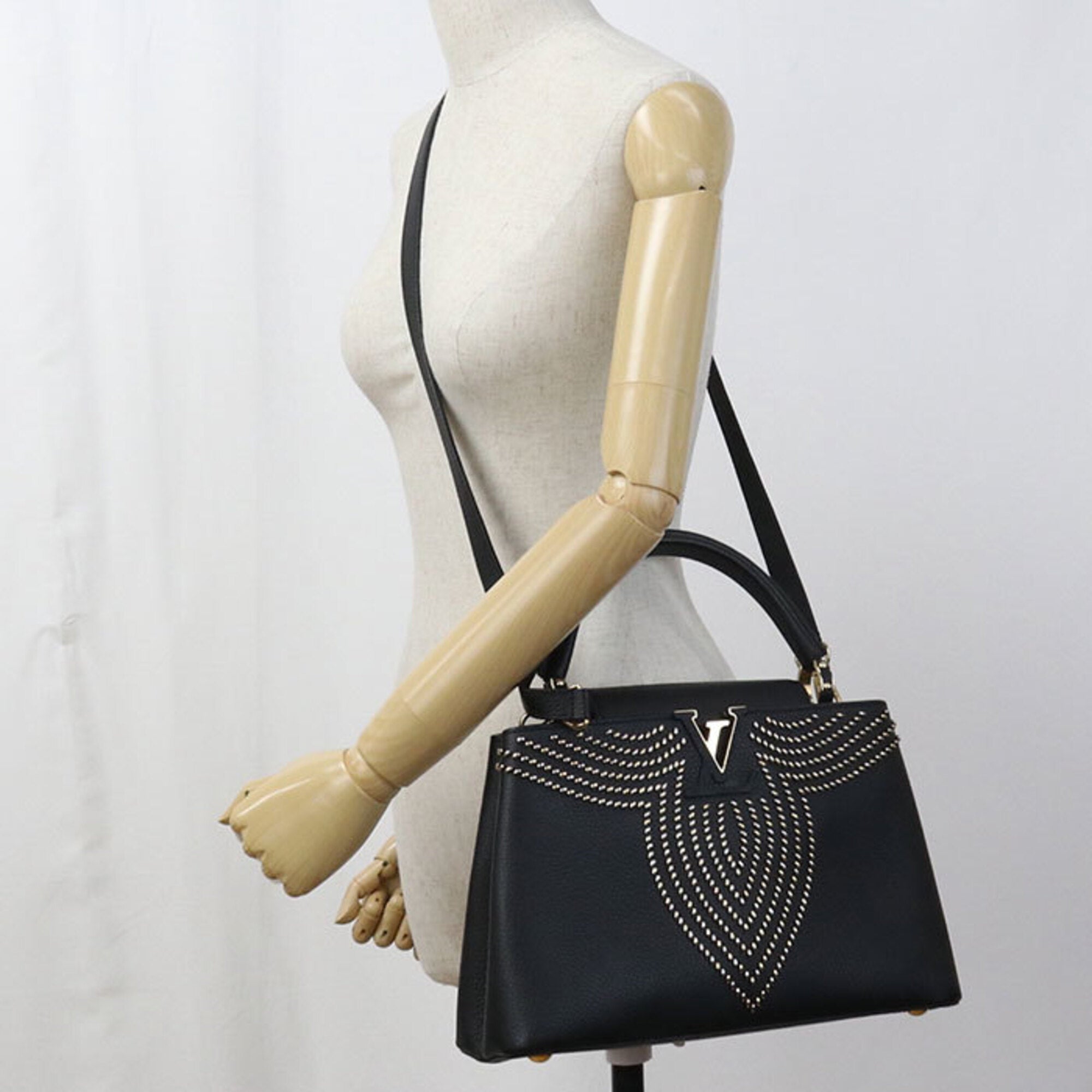 Louis Vuitton Black Leather Handbag (Pre-Owned)