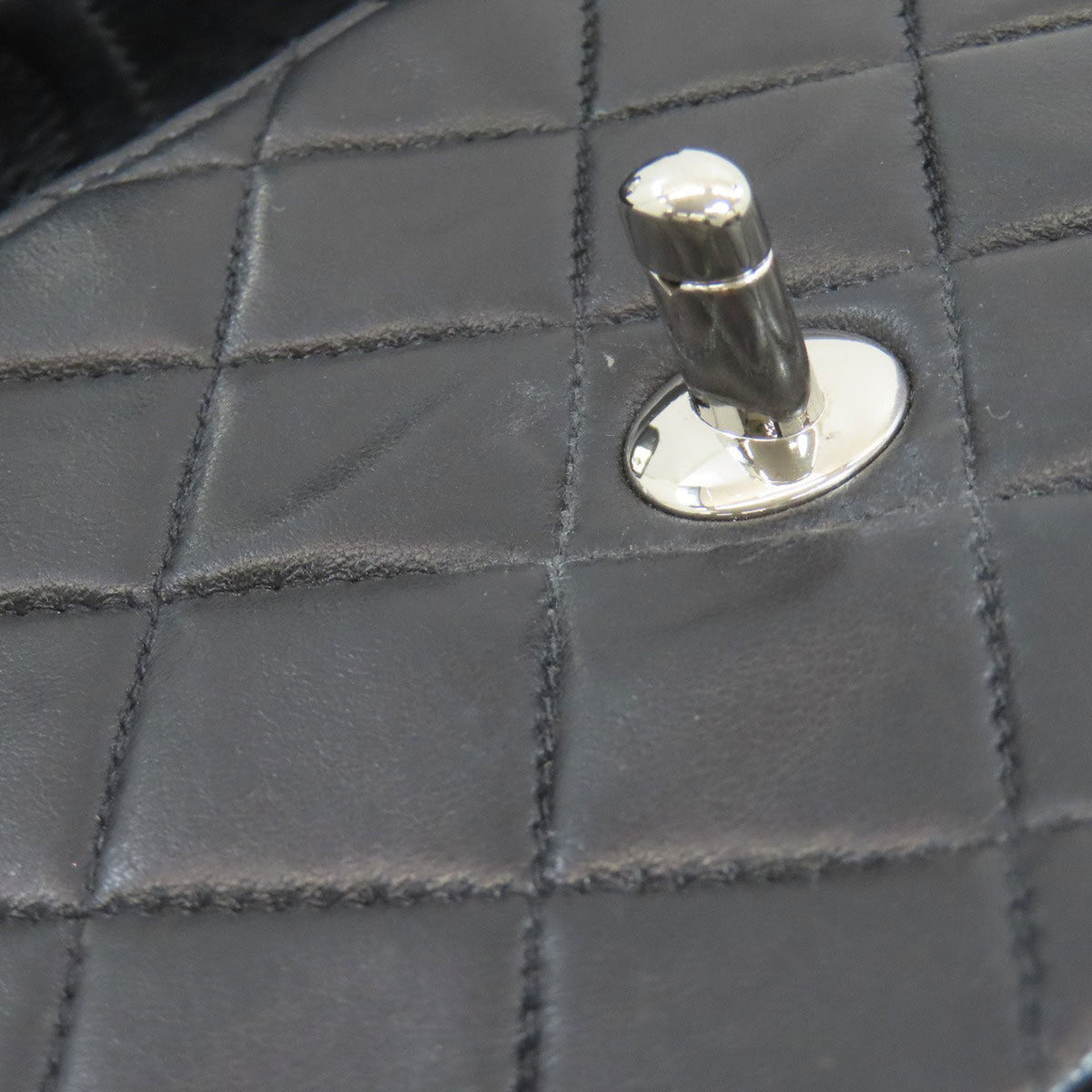 Chanel Black Leather Shoulder Bag (Pre-Owned)