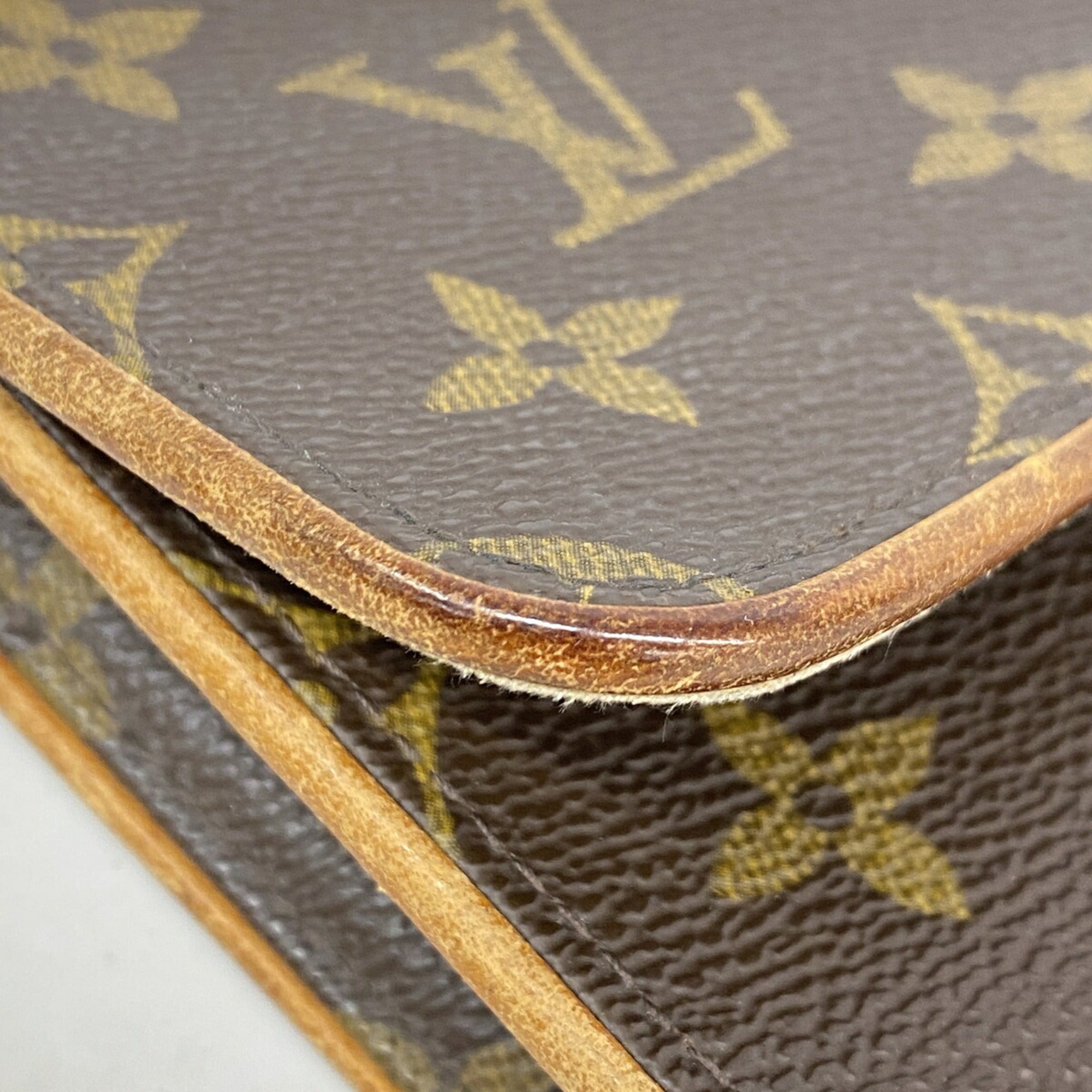 Louis Vuitton Brown Shoulder Bag (Pre-Owned)
