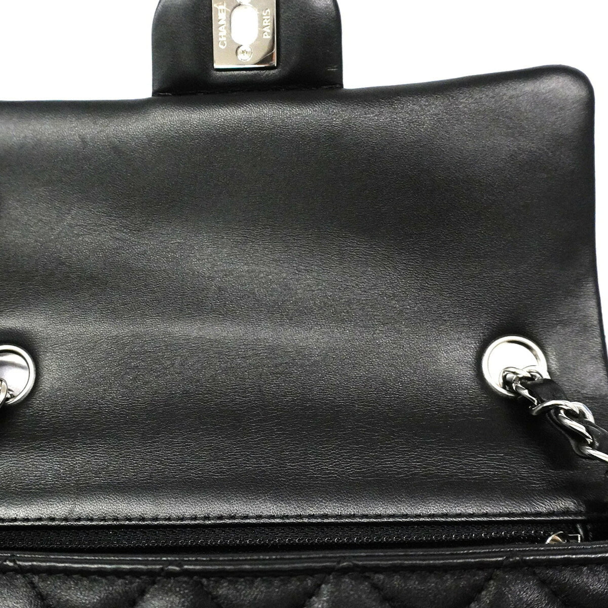 Chanel Black Leather Shoulder Bag (Pre-Owned)