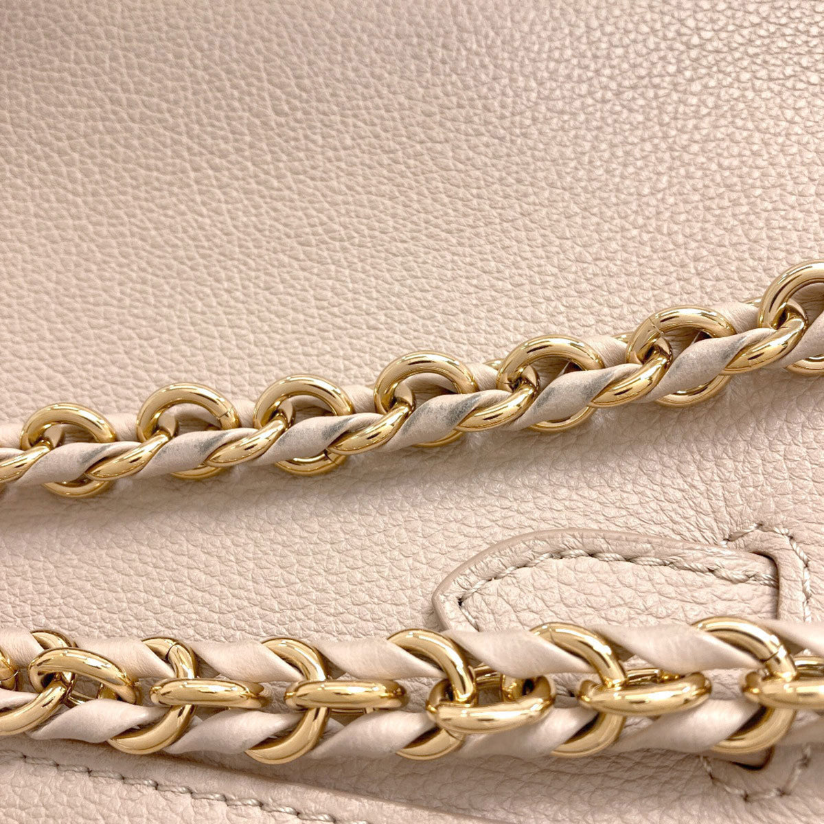 Louis Vuitton Grayish Leather Handbag (Pre-Owned)