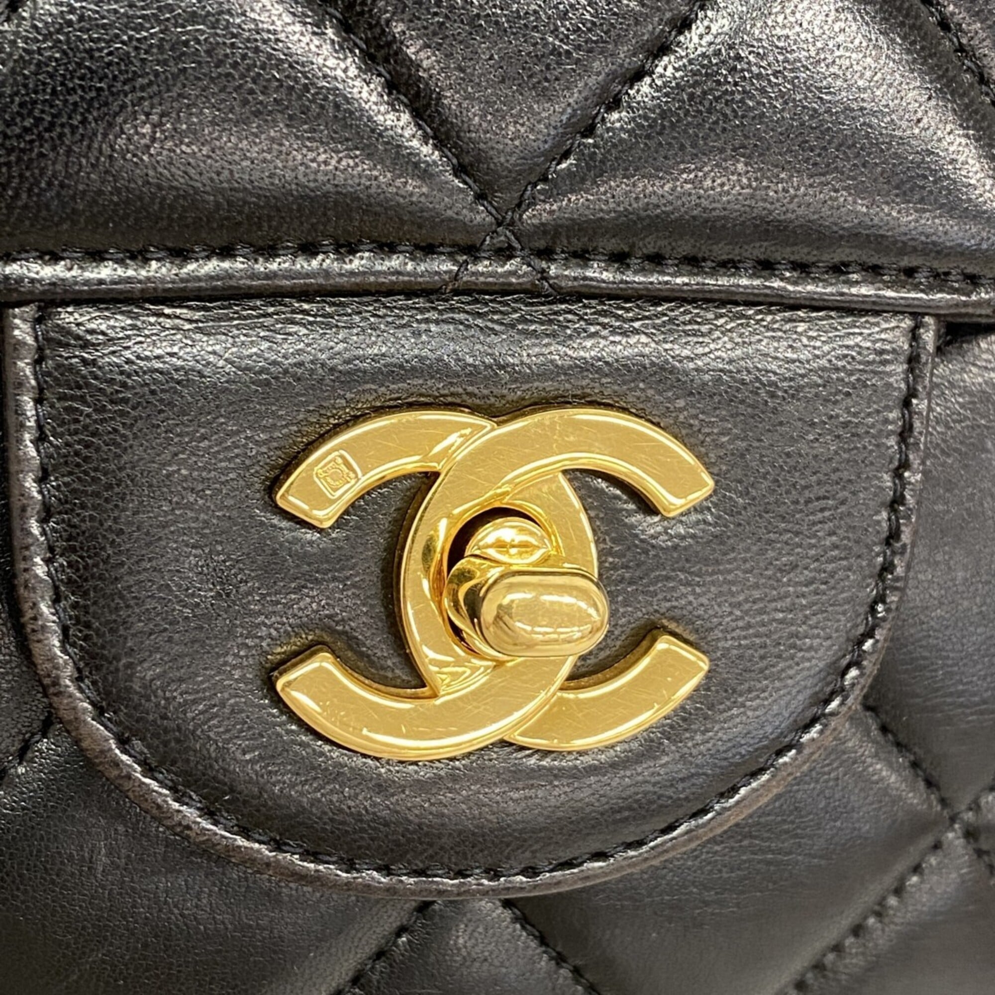 Chanel Black Leather Shoulder Bag (Pre-Owned)