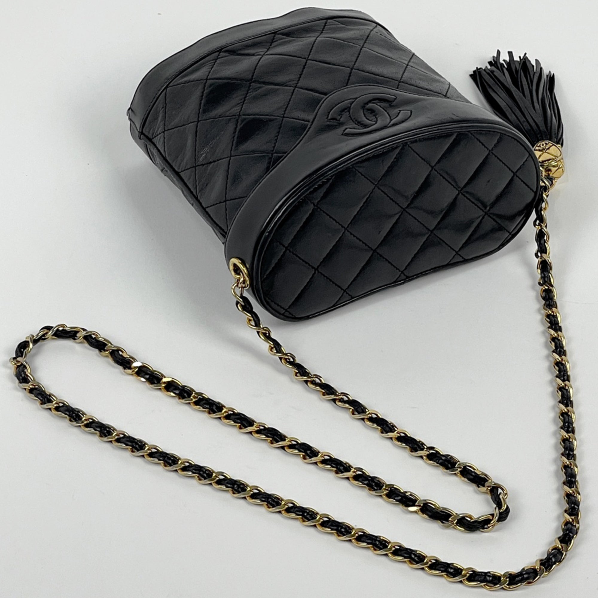 Chanel Black Leather Shoulder Bag (Pre-Owned)