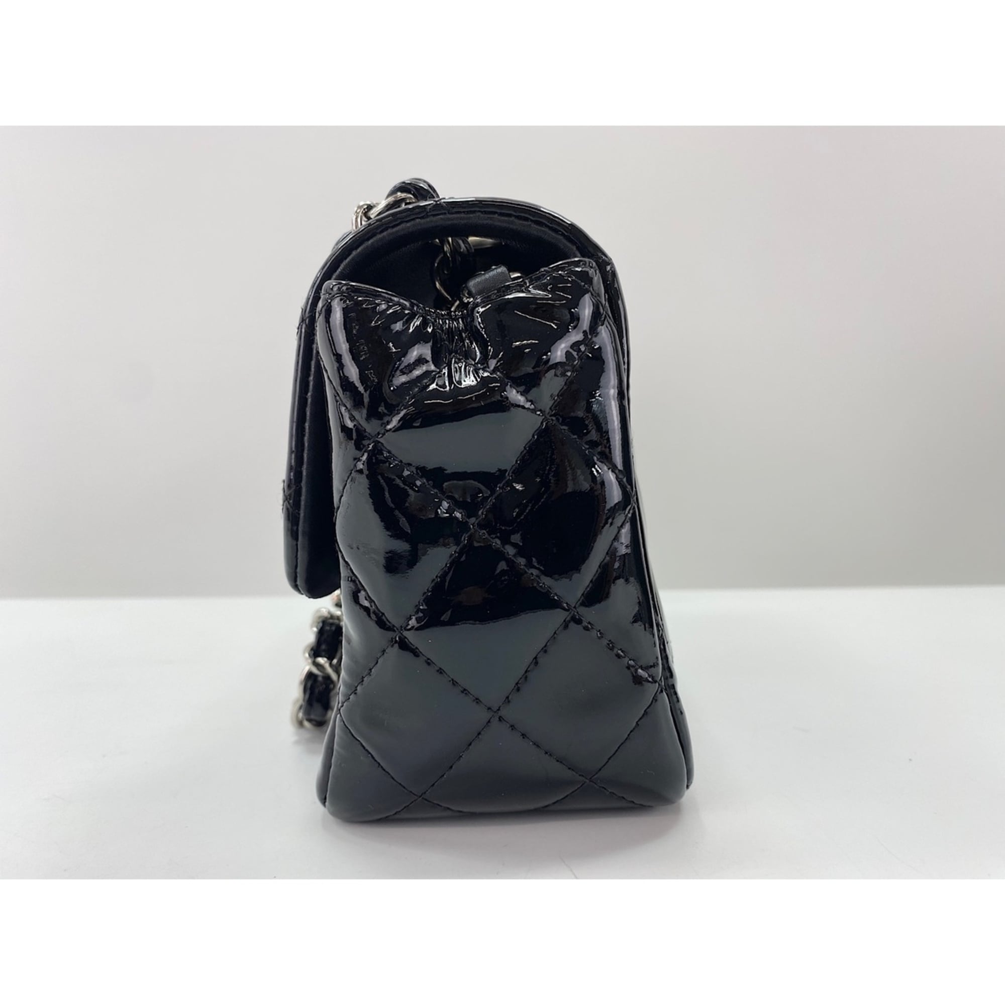 Chanel Black Shoulder Bag (Pre-Owned)