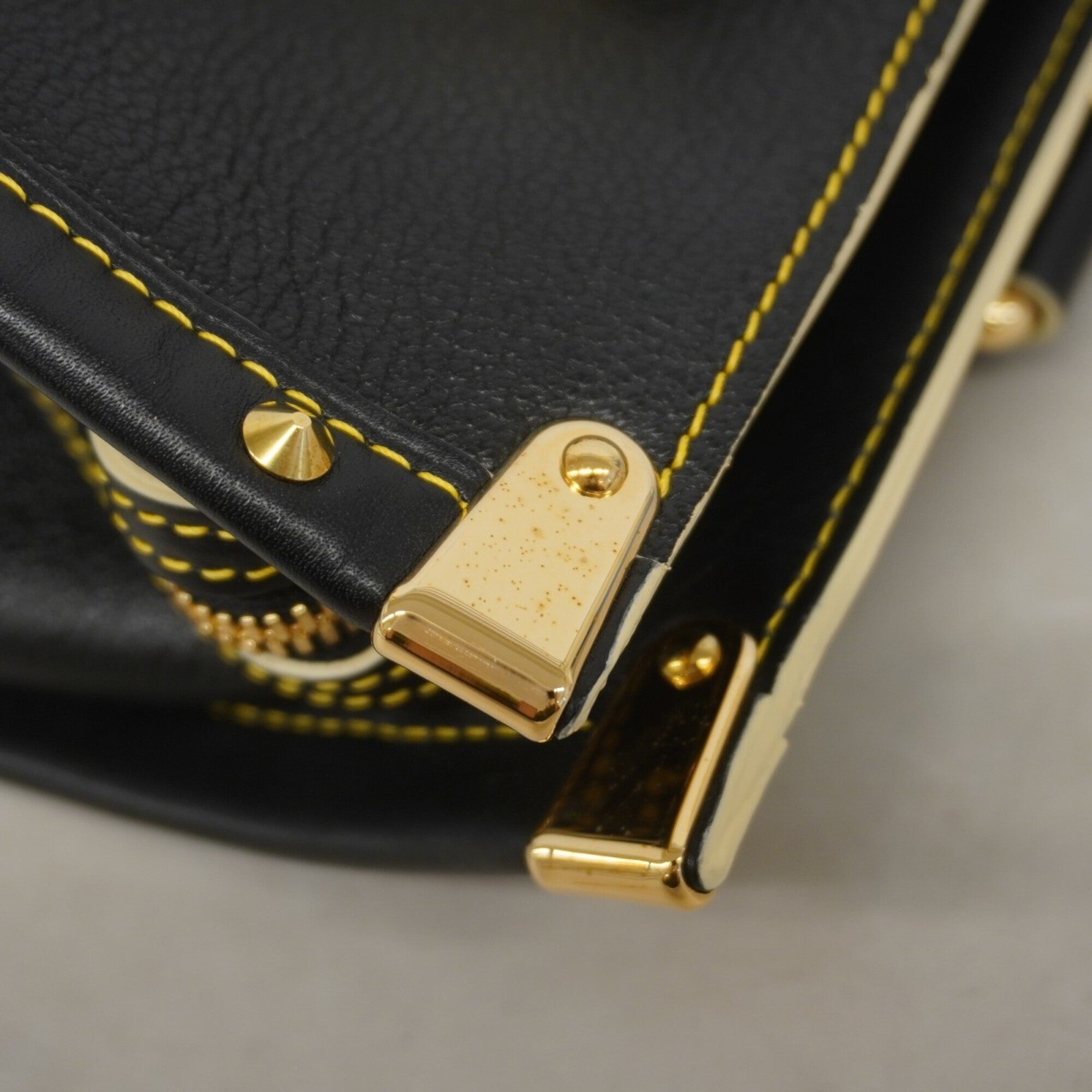 Louis Vuitton Noir Handbag (Pre-Owned)