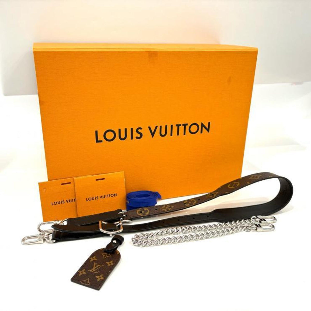 Louis Vuitton Noir Leather Shoulder Bag (Pre-Owned)