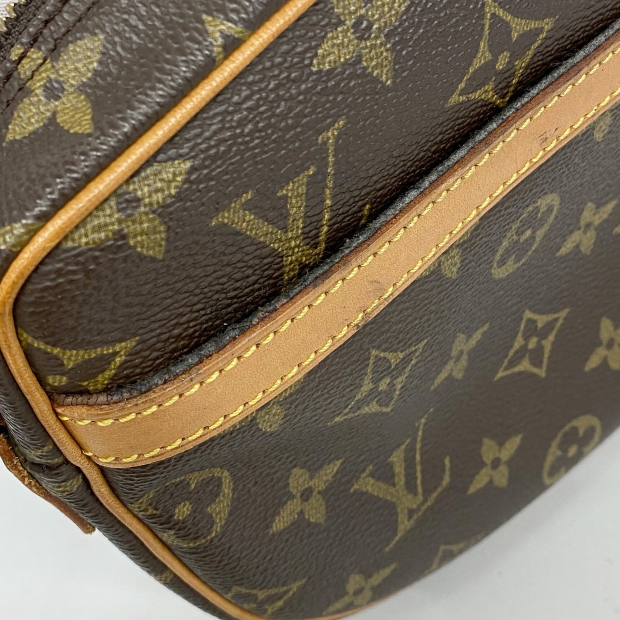 Louis Vuitton Brown Shoulder Bag (Pre-Owned)