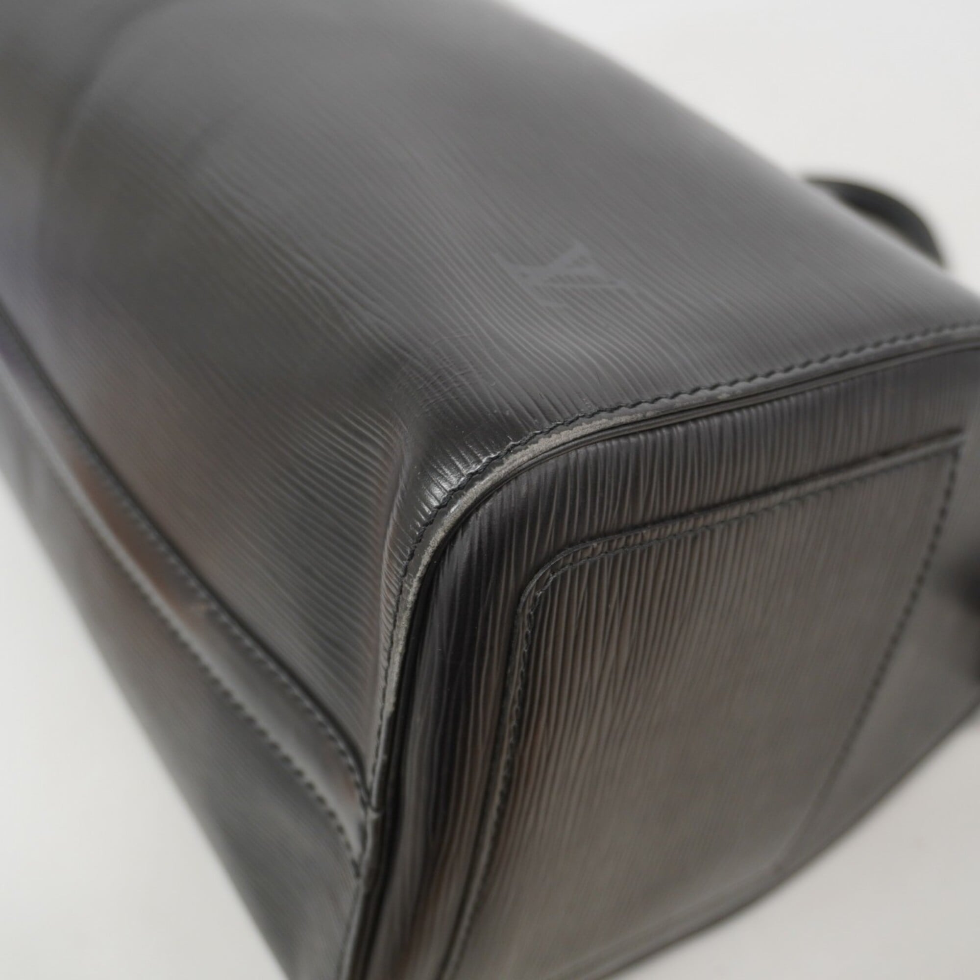 Louis Vuitton Noir Handbag (Pre-Owned)
