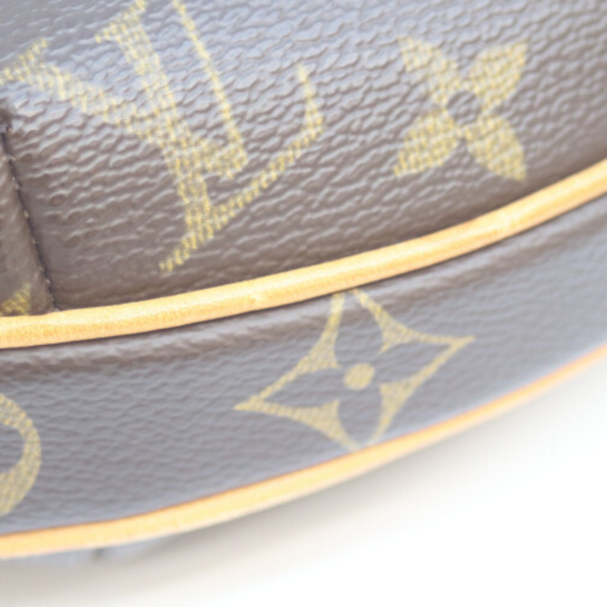 Louis Vuitton Beige Monogram Pochette Shoulder Bag (Pre-Owned)