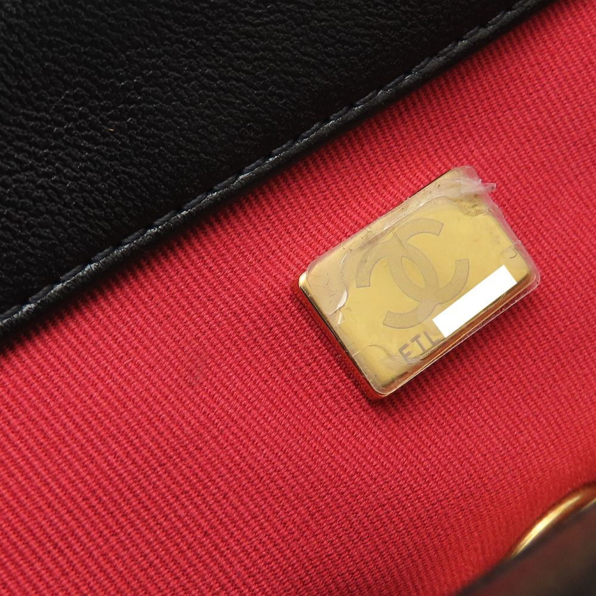 Chanel Black Leather Shoulder Bag (Pre-Owned)