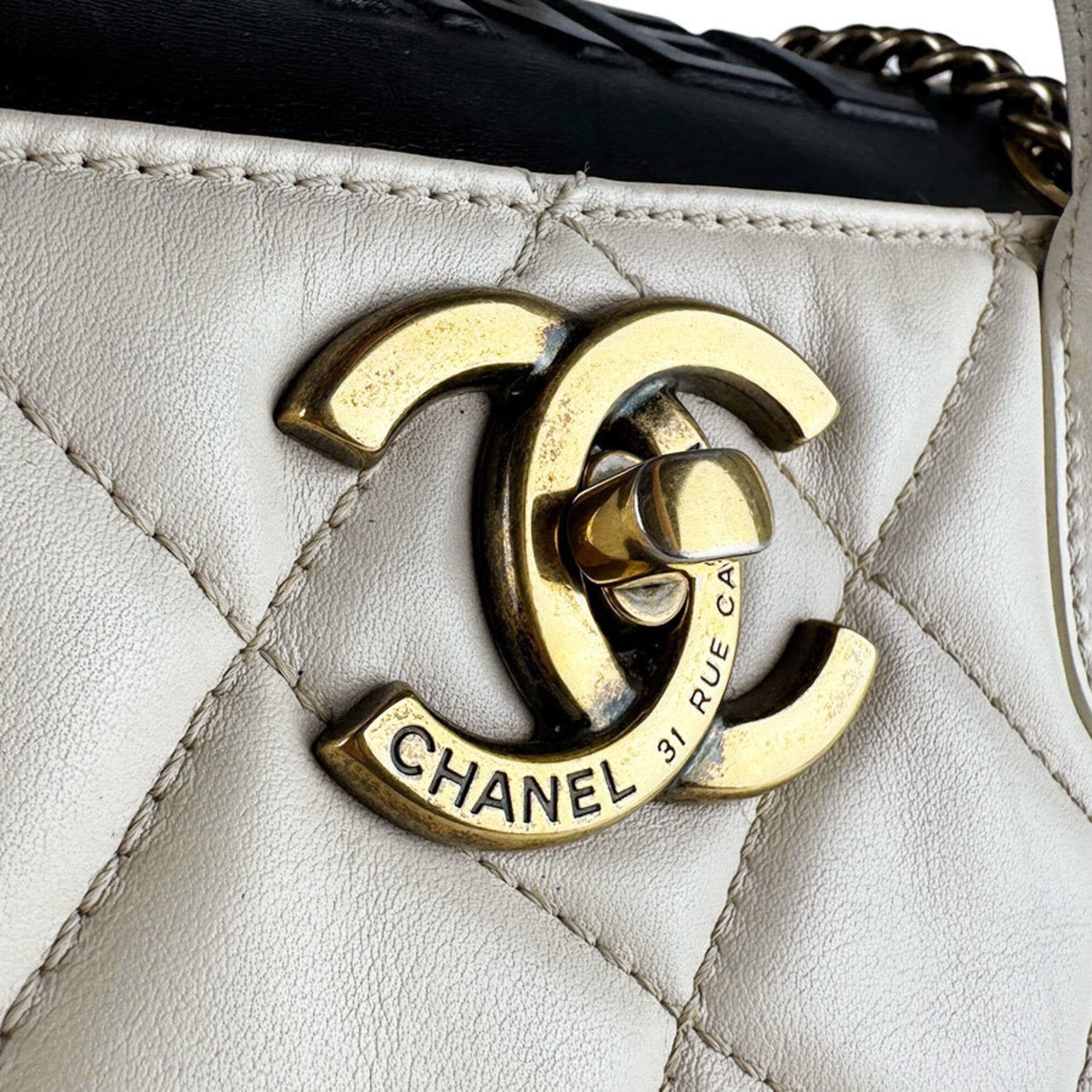 Chanel Black Off-White Leather Handbag Shoulder Bag (Pre-Owned)