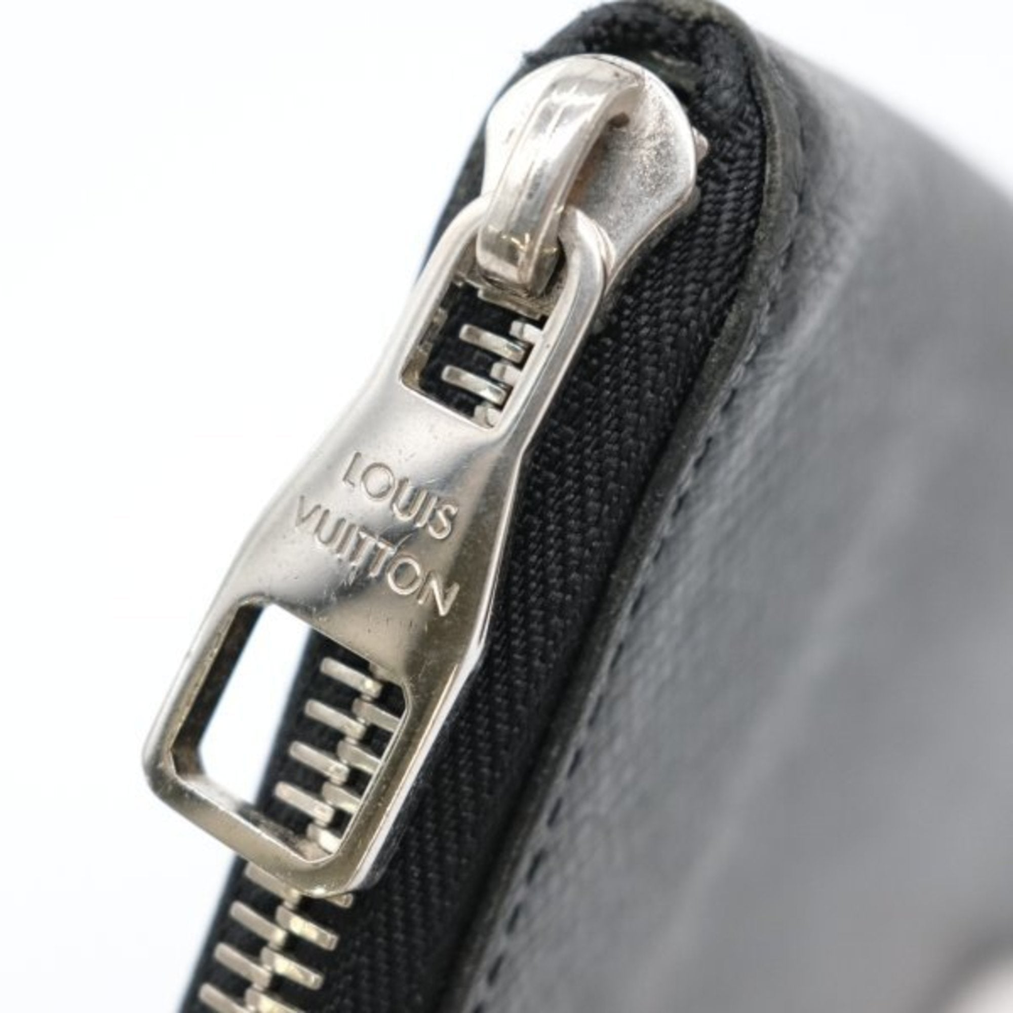 Louis Vuitton Black Taiga Leather Long Wallet (Bi-Fold) (Pre-Owned)