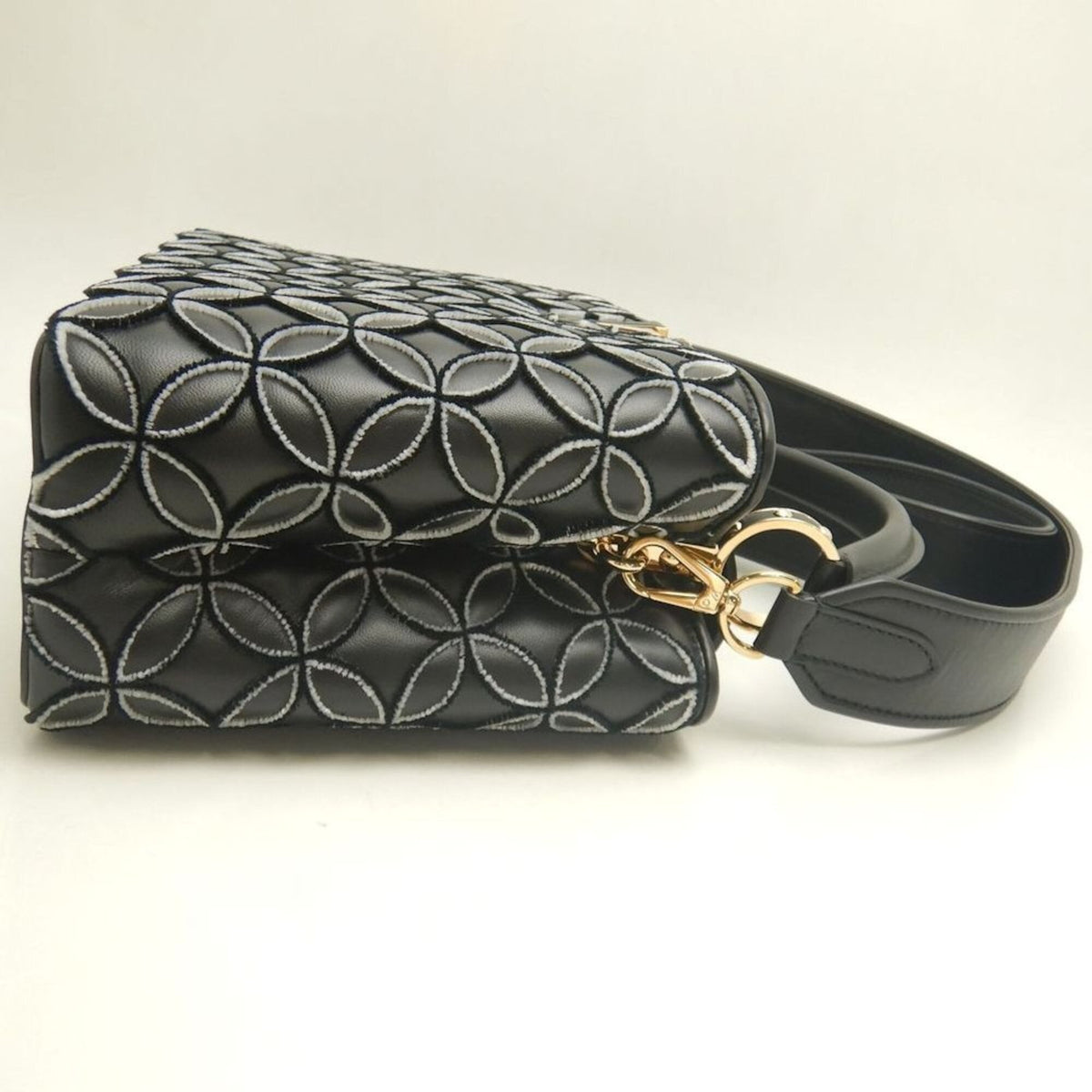 Louis Vuitton Noir Leather Handbag (Pre-Owned)