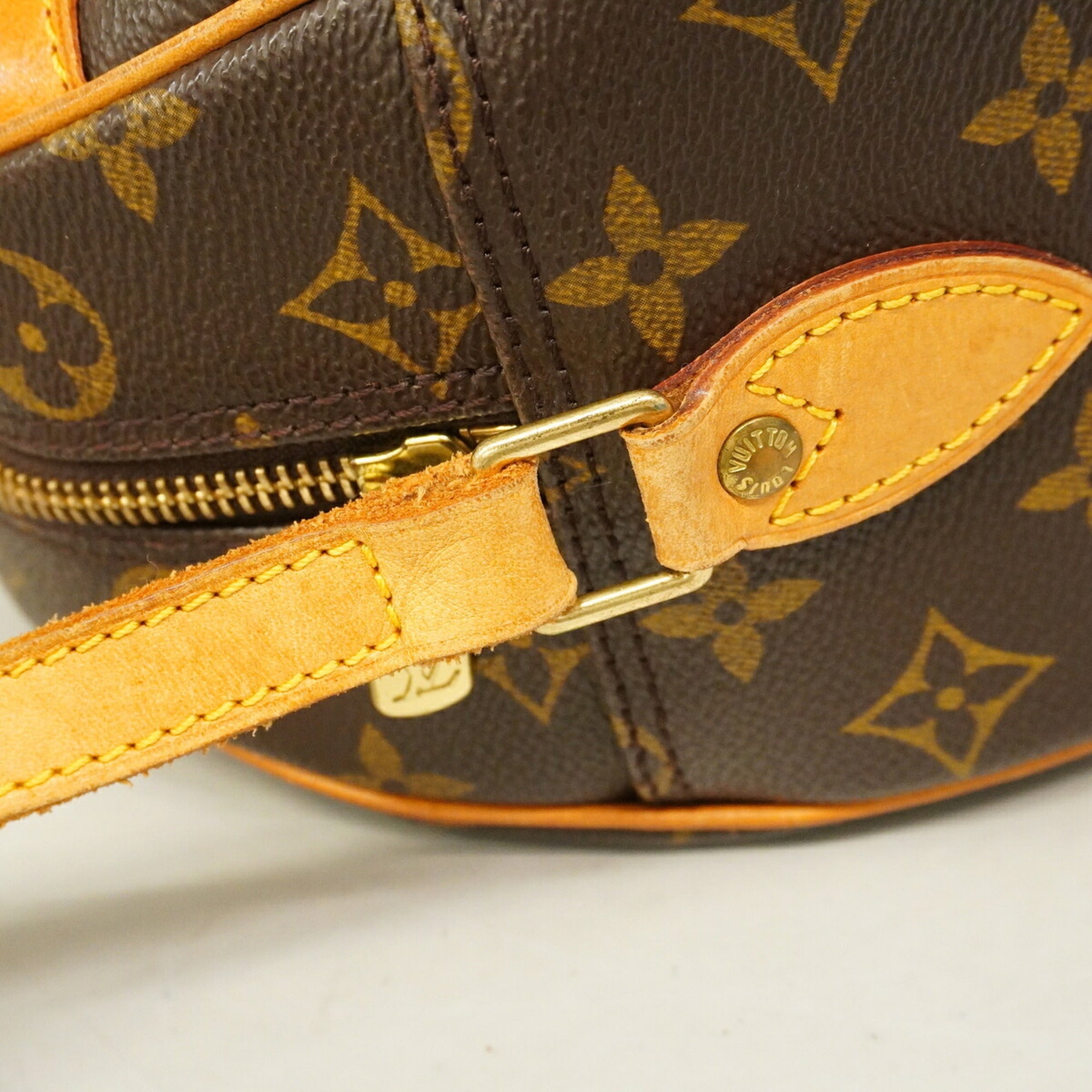 Louis Vuitton Brown Shoulder Bag (Pre-Owned)