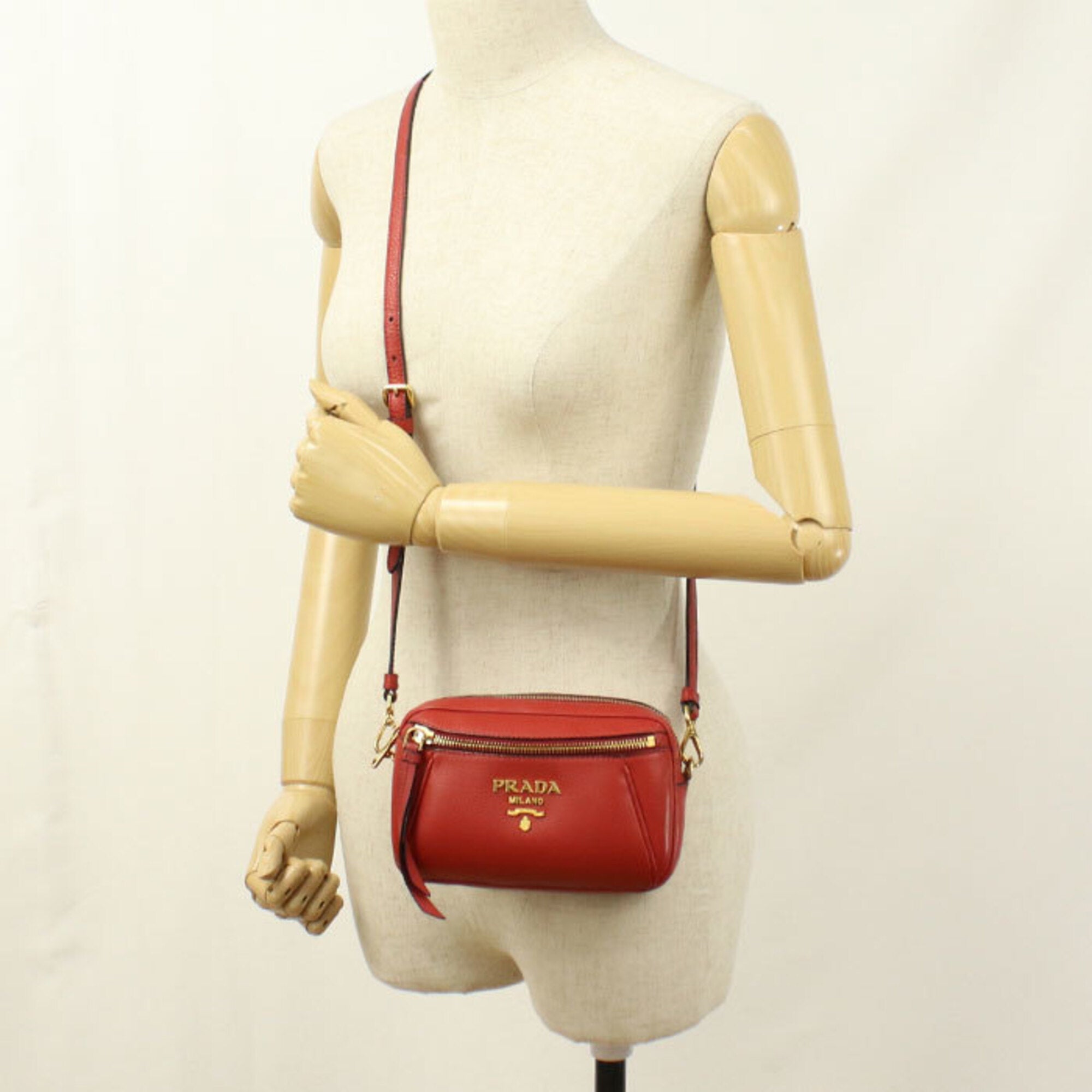 Prada Red Color Leather Shoulder Bag (Pre-Owned)