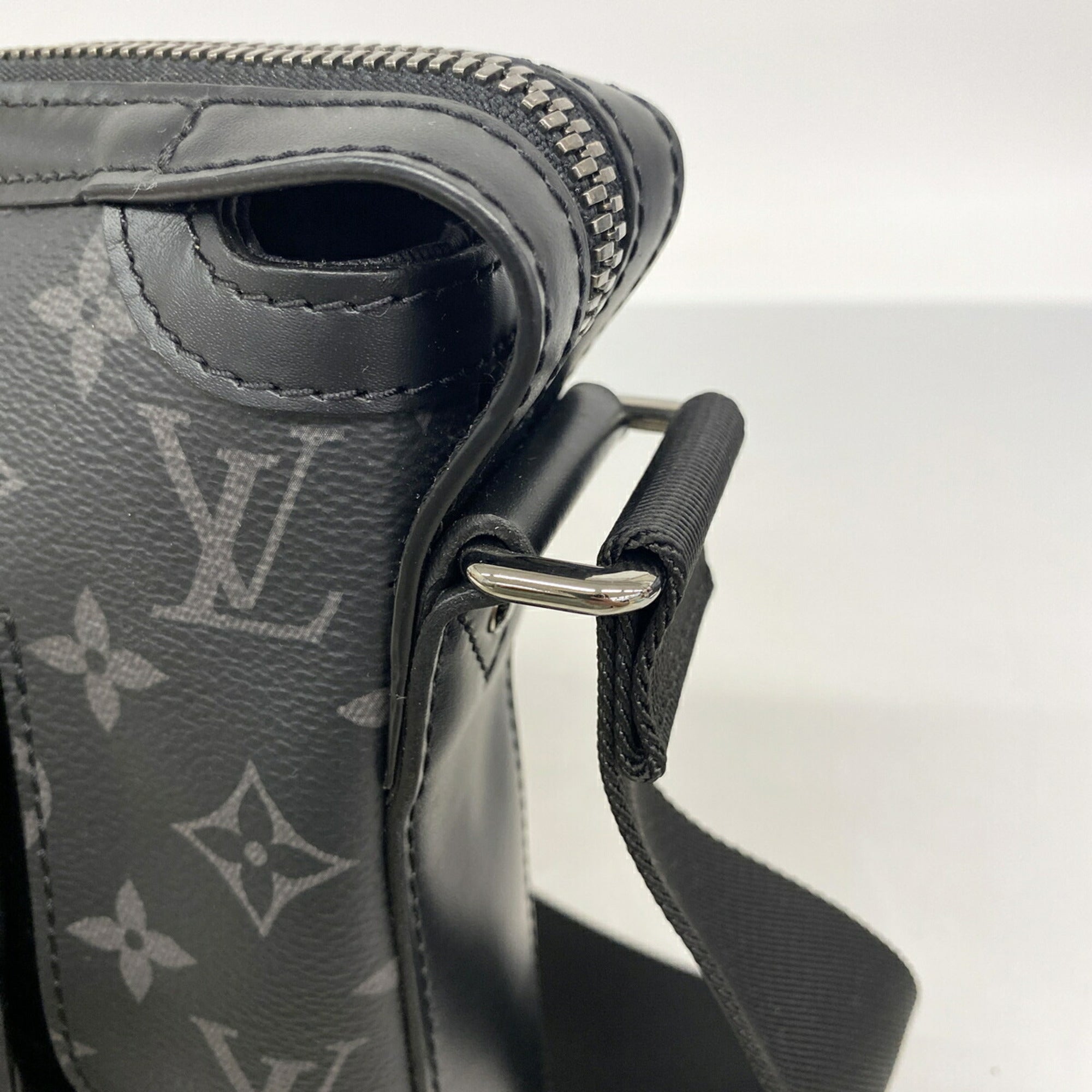 Louis Vuitton Black Shoulder Bag (Pre-Owned)