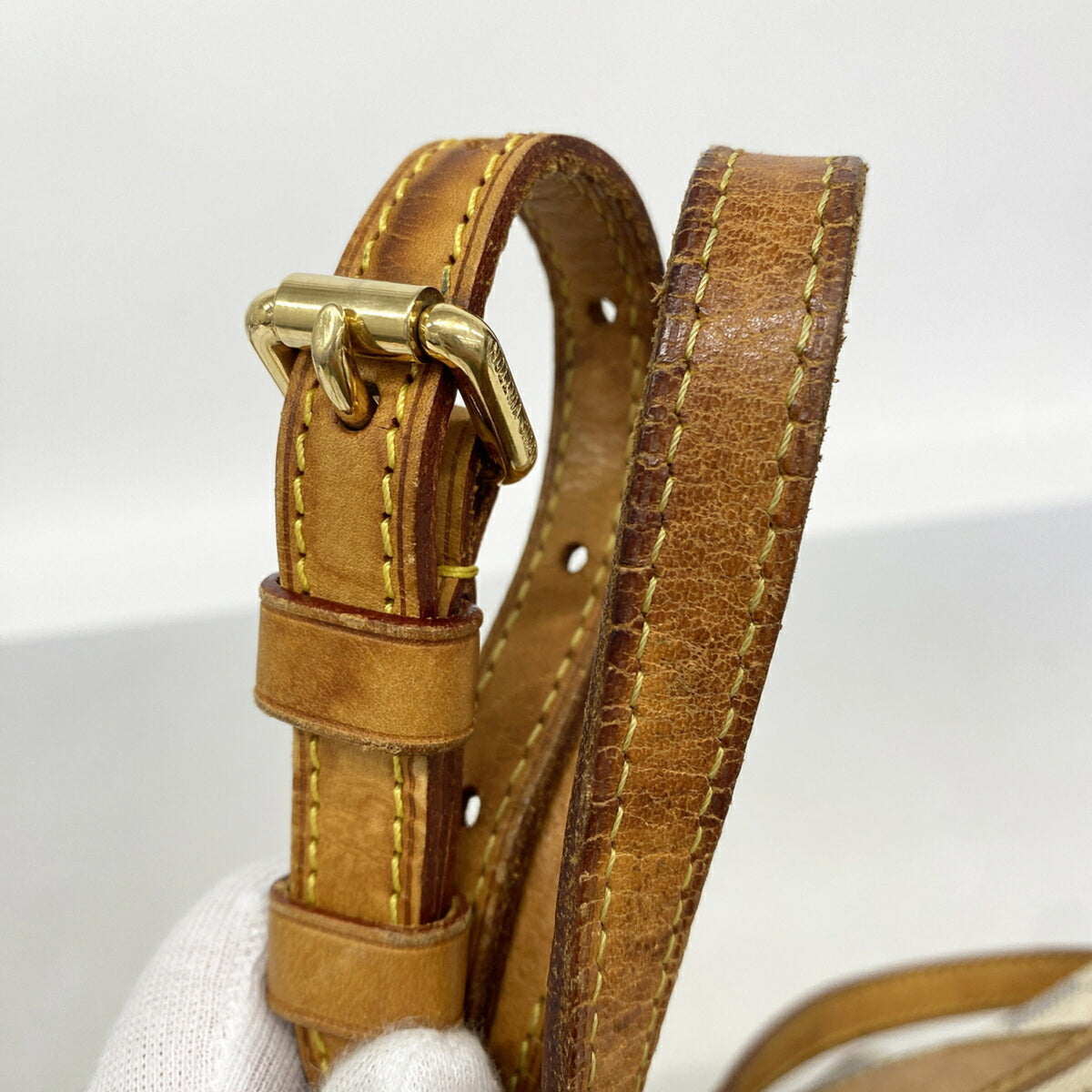 Louis Vuitton White Shoulder Bag (Pre-Owned)