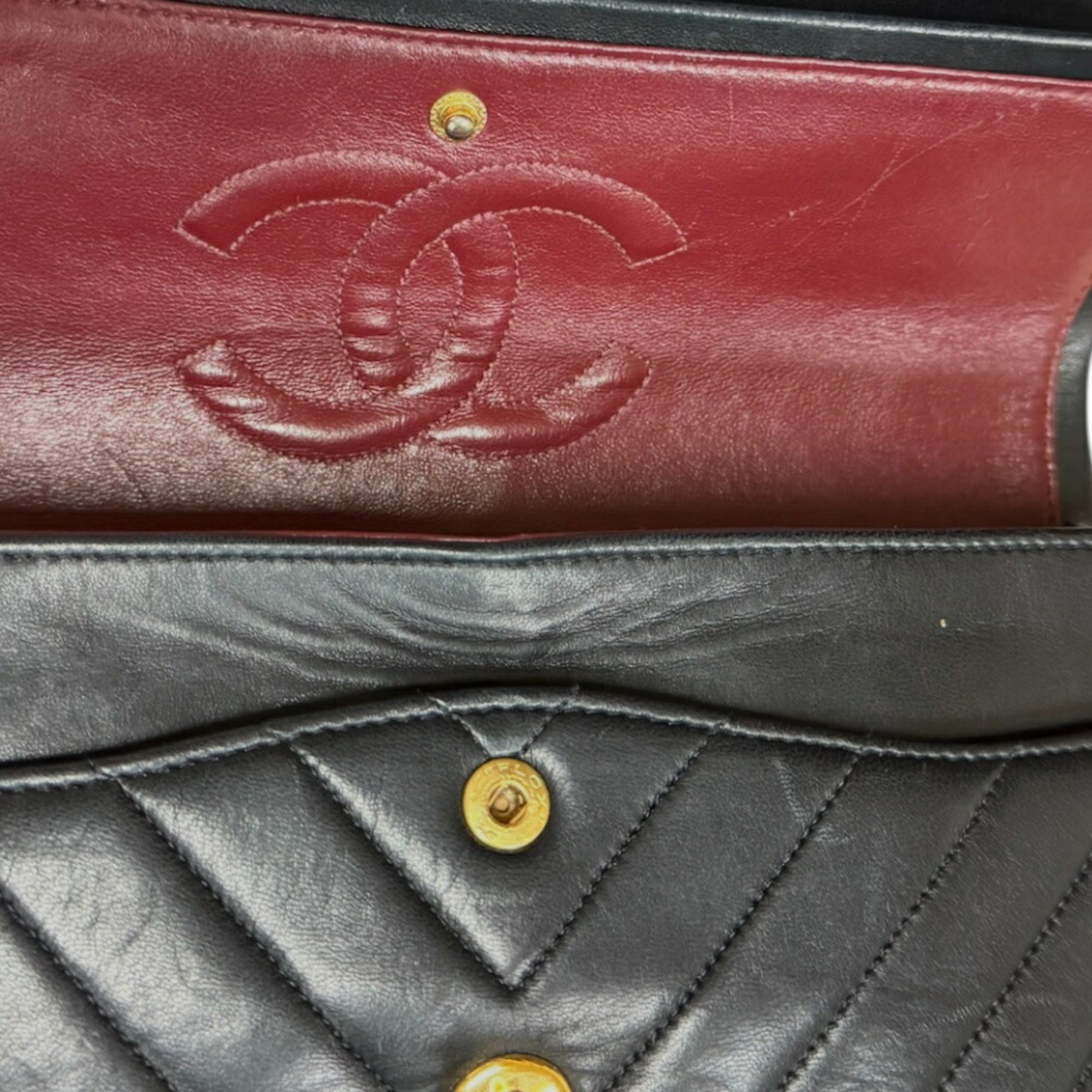 Chanel Black Leather Shoulder Bag (Pre-Owned)