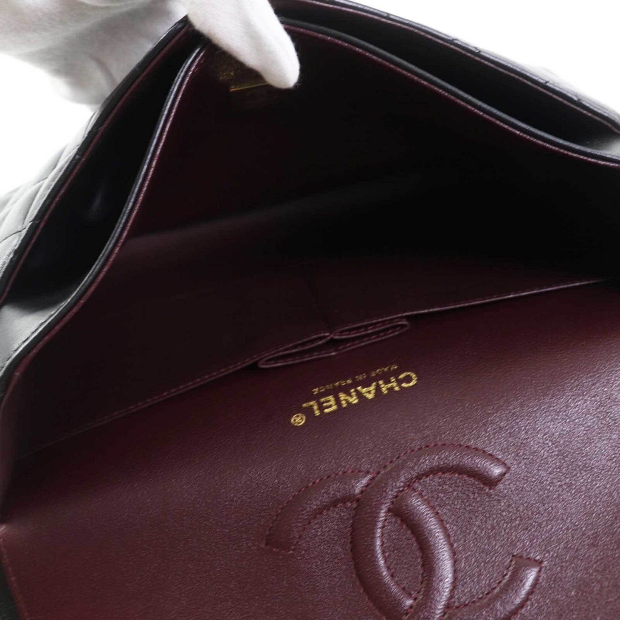 Chanel Black Leather Shoulder Bag (Pre-Owned)