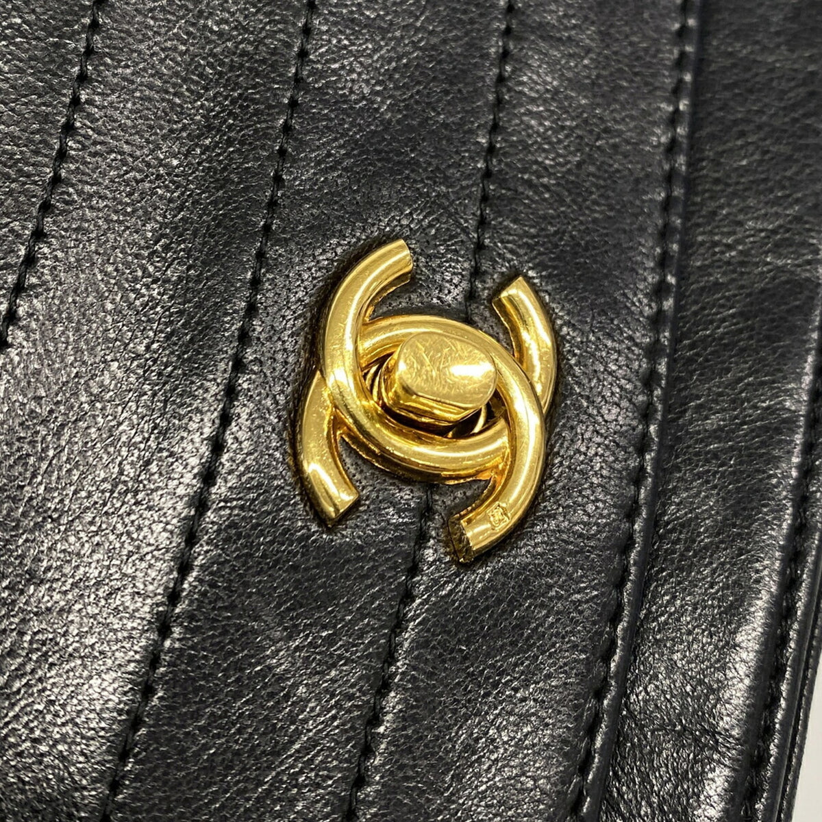 Chanel Black Leather Shoulder Bag (Pre-Owned)