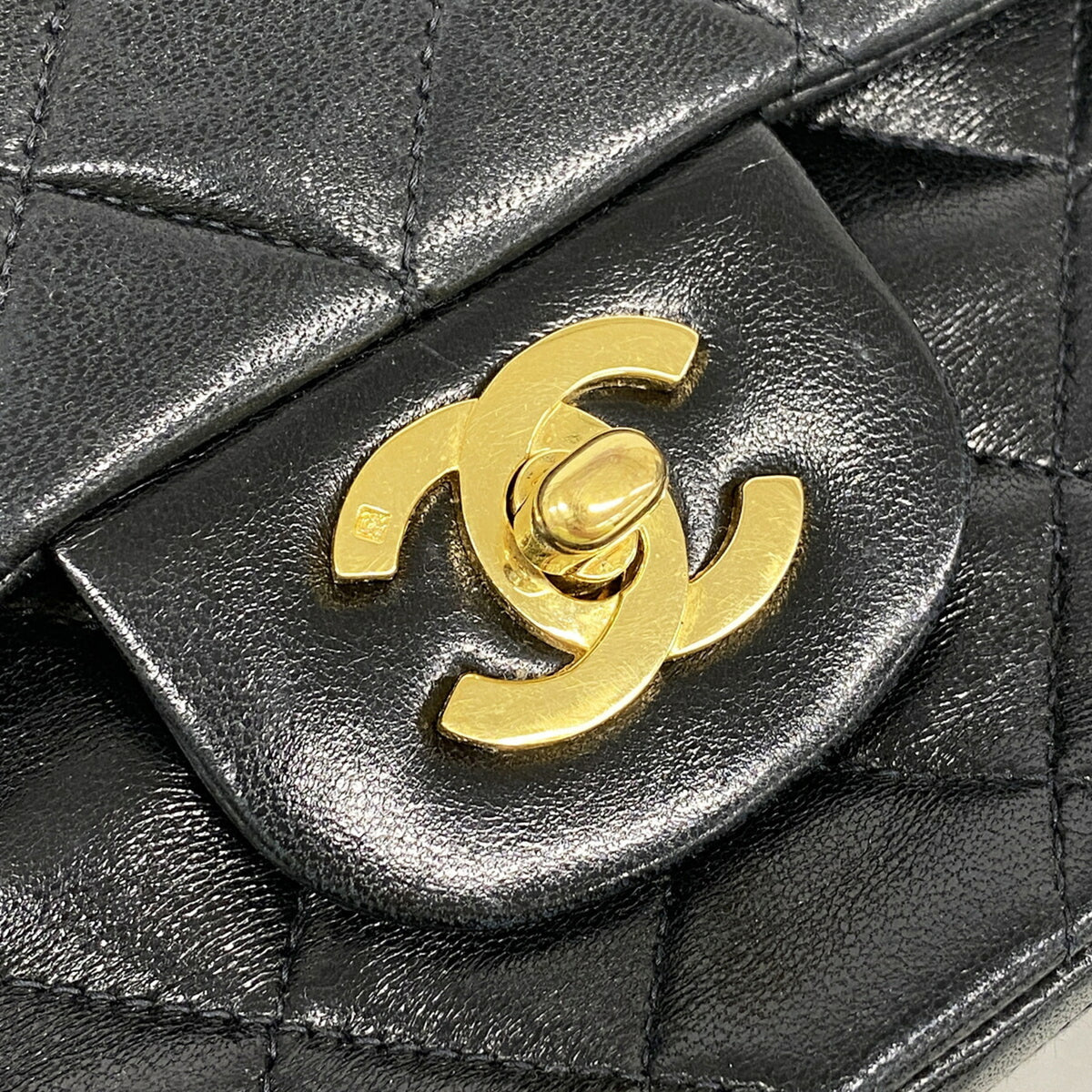 Chanel Black Leather Shoulder Bag (Pre-Owned)