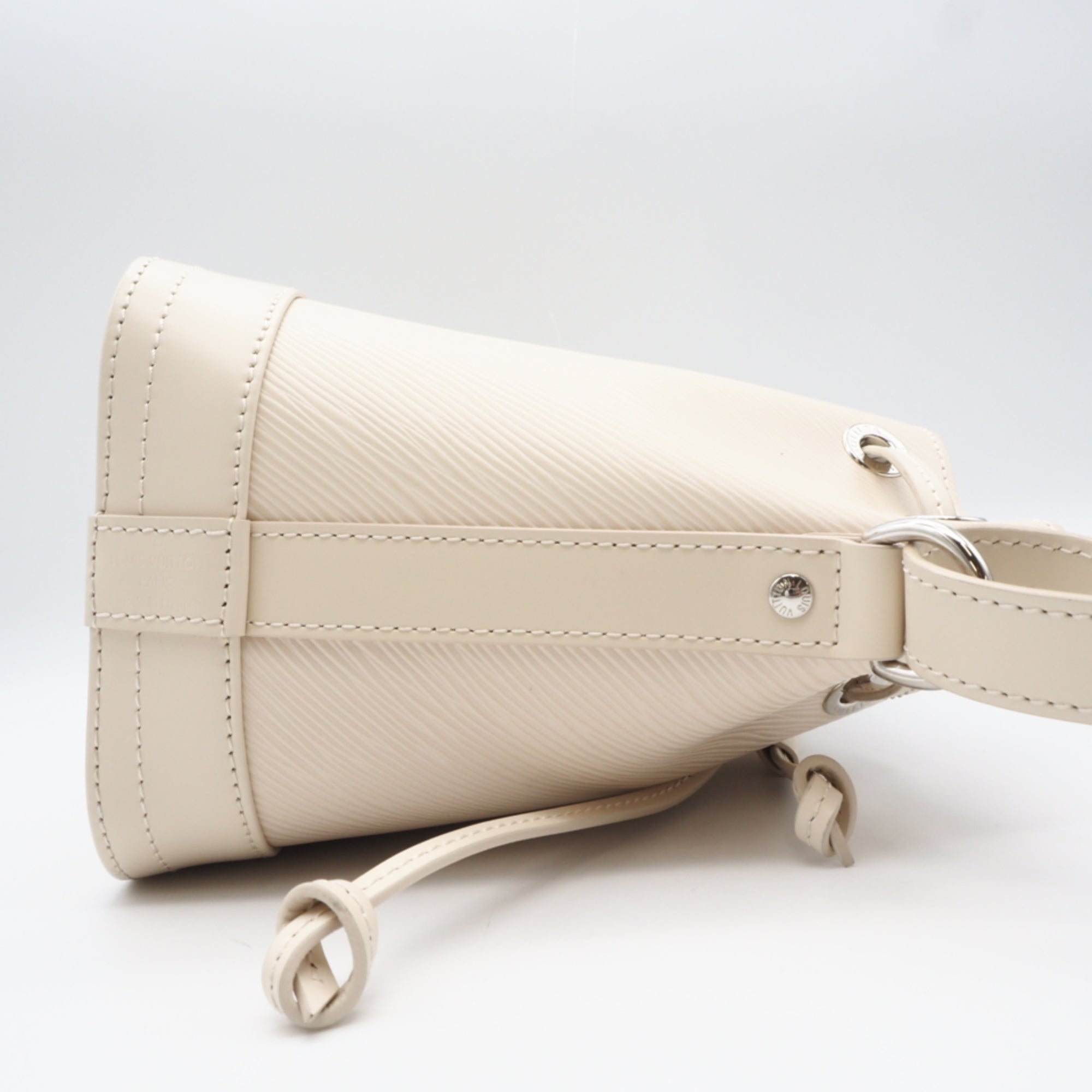 Louis Vuitton Ivory Leather Shoulder Bag (Pre-Owned)